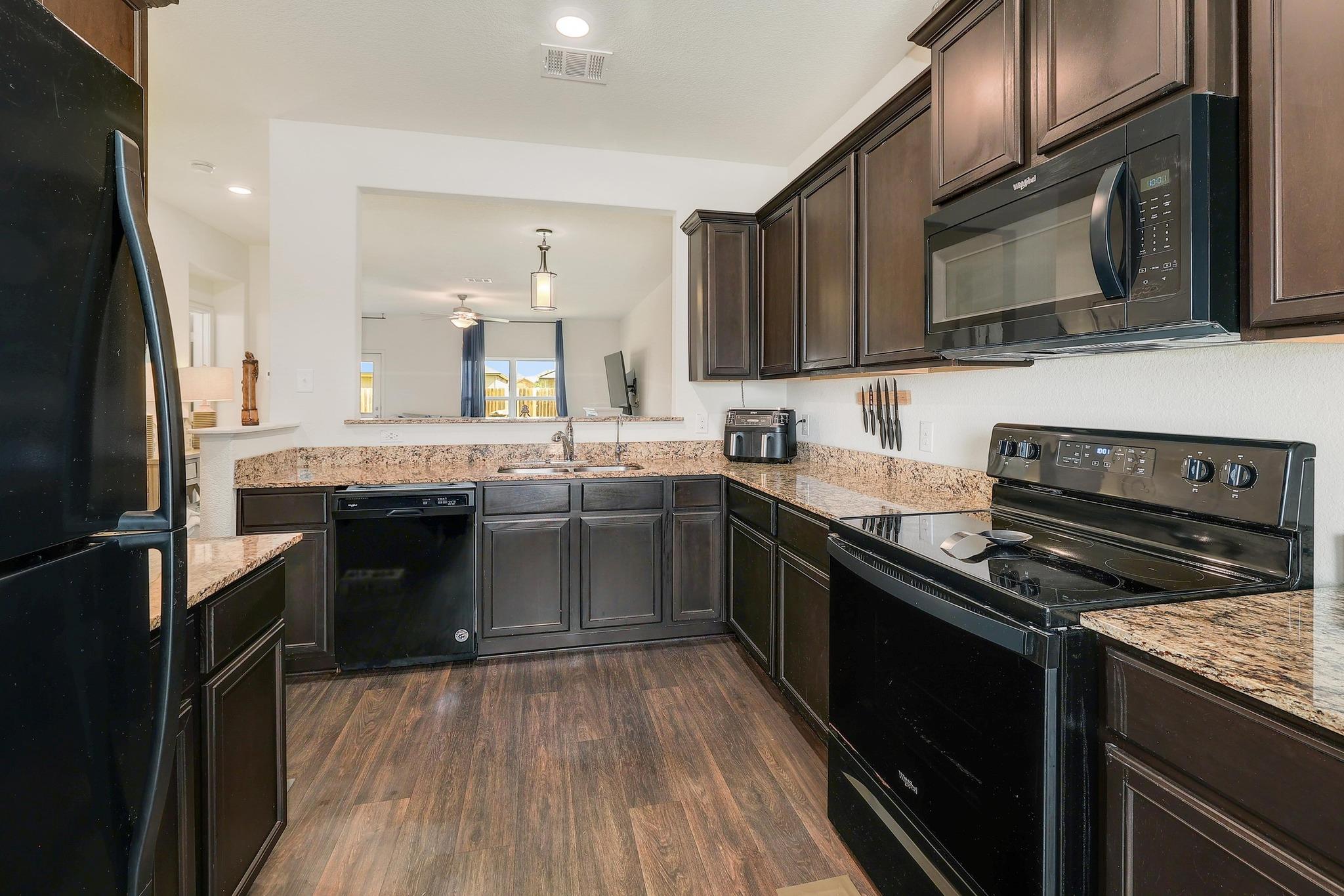 660 Yearwood Ln, Jarrell, TX 76537