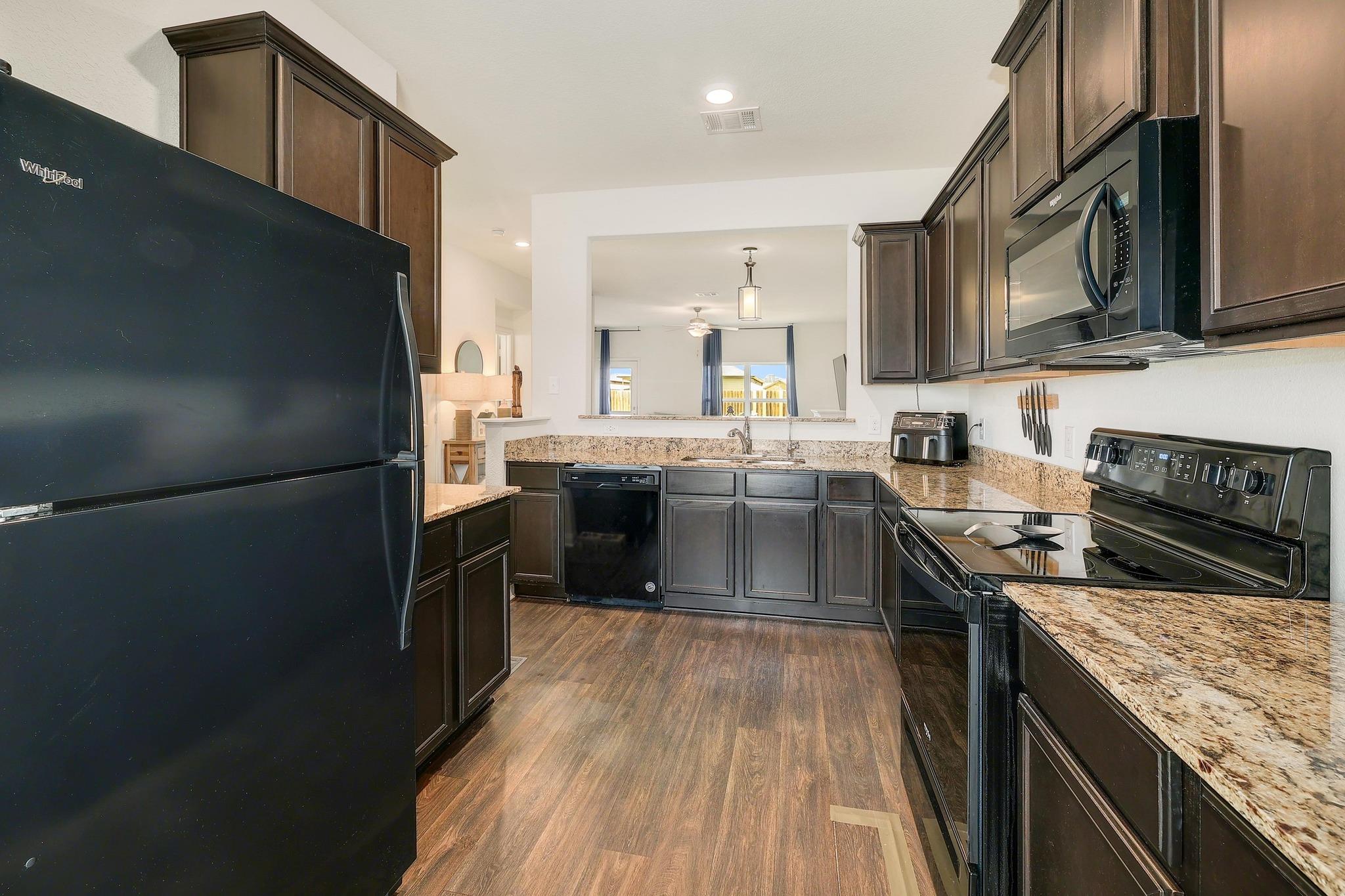 660 Yearwood Ln, Jarrell, TX 76537