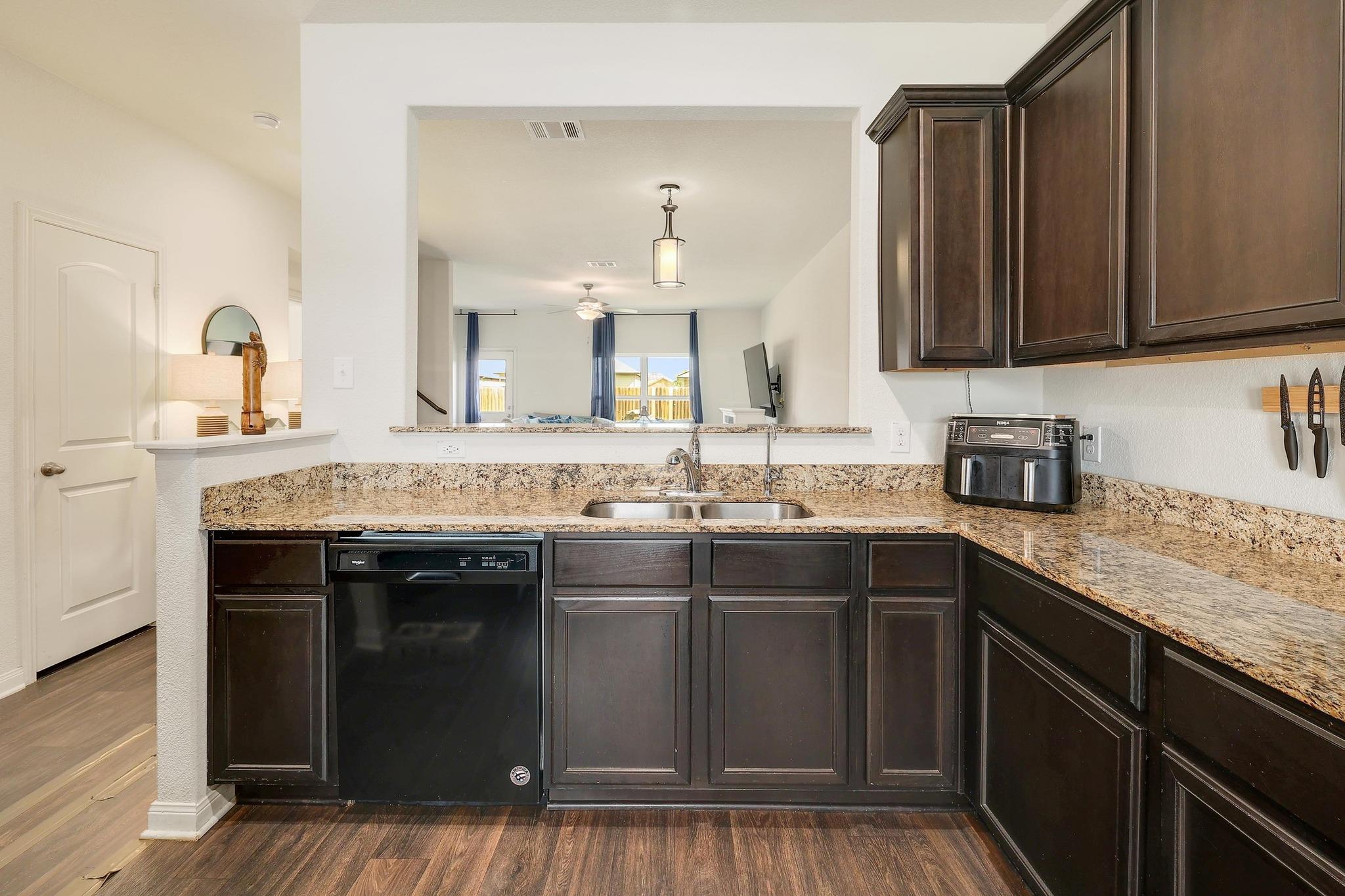 660 Yearwood Ln, Jarrell, TX 76537