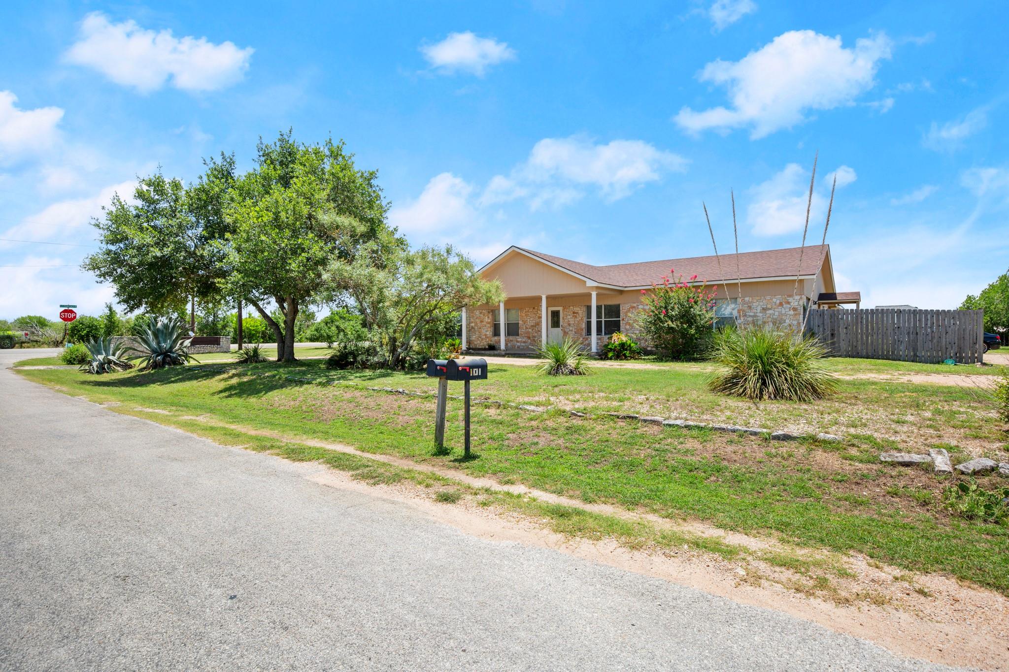 101 Homestead Rd, Kyle, TX 78640
