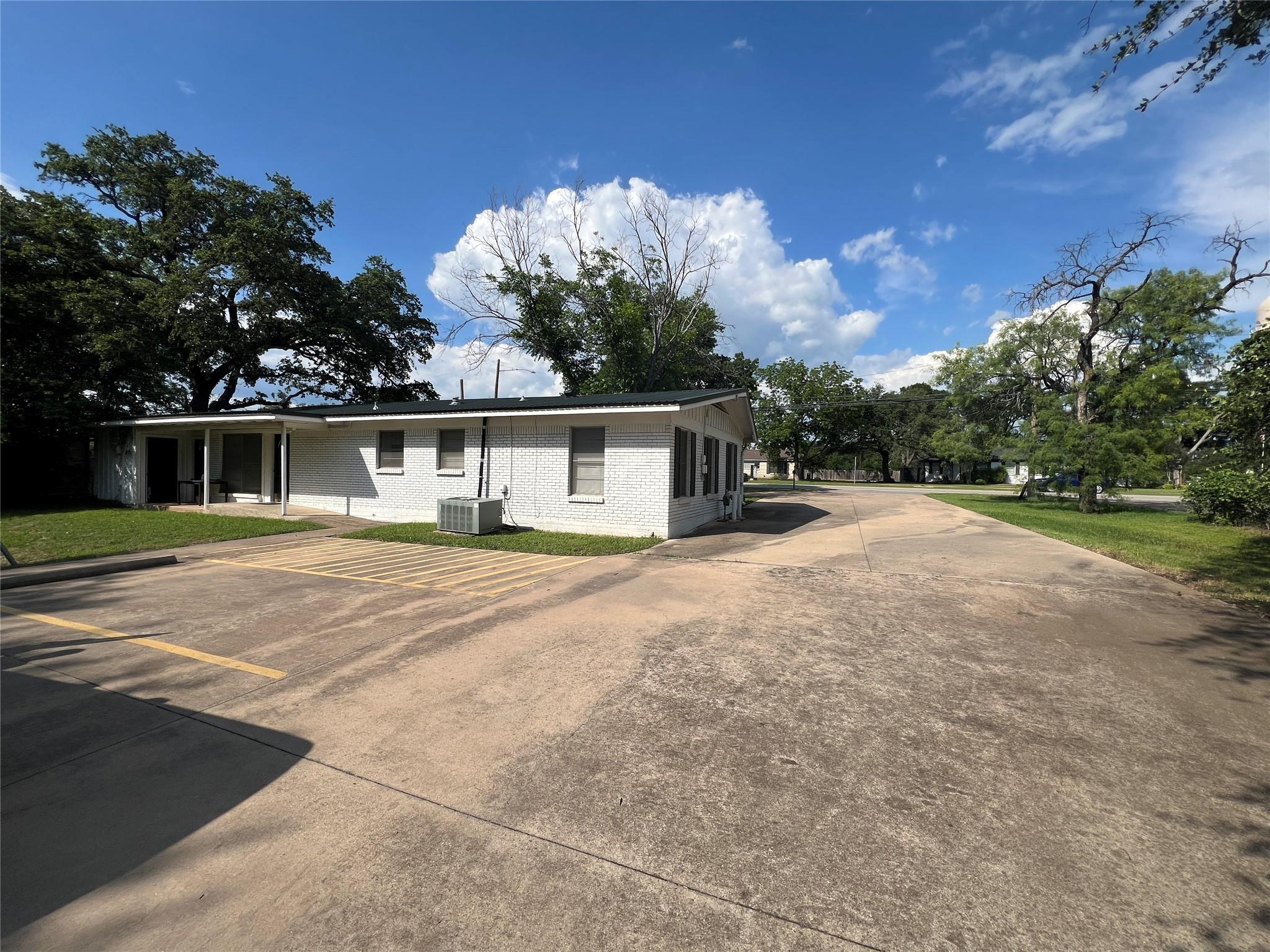 1612 Williams Dr, Georgetown, TX 78628