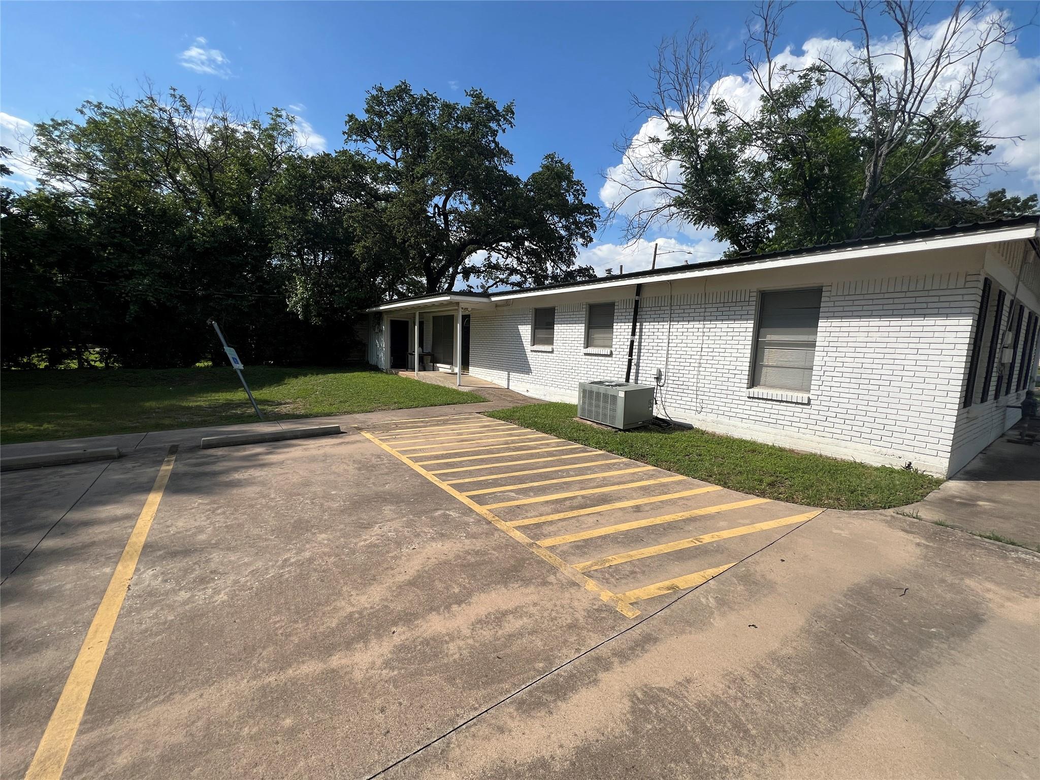 1612 Williams Dr, Georgetown, TX 78628