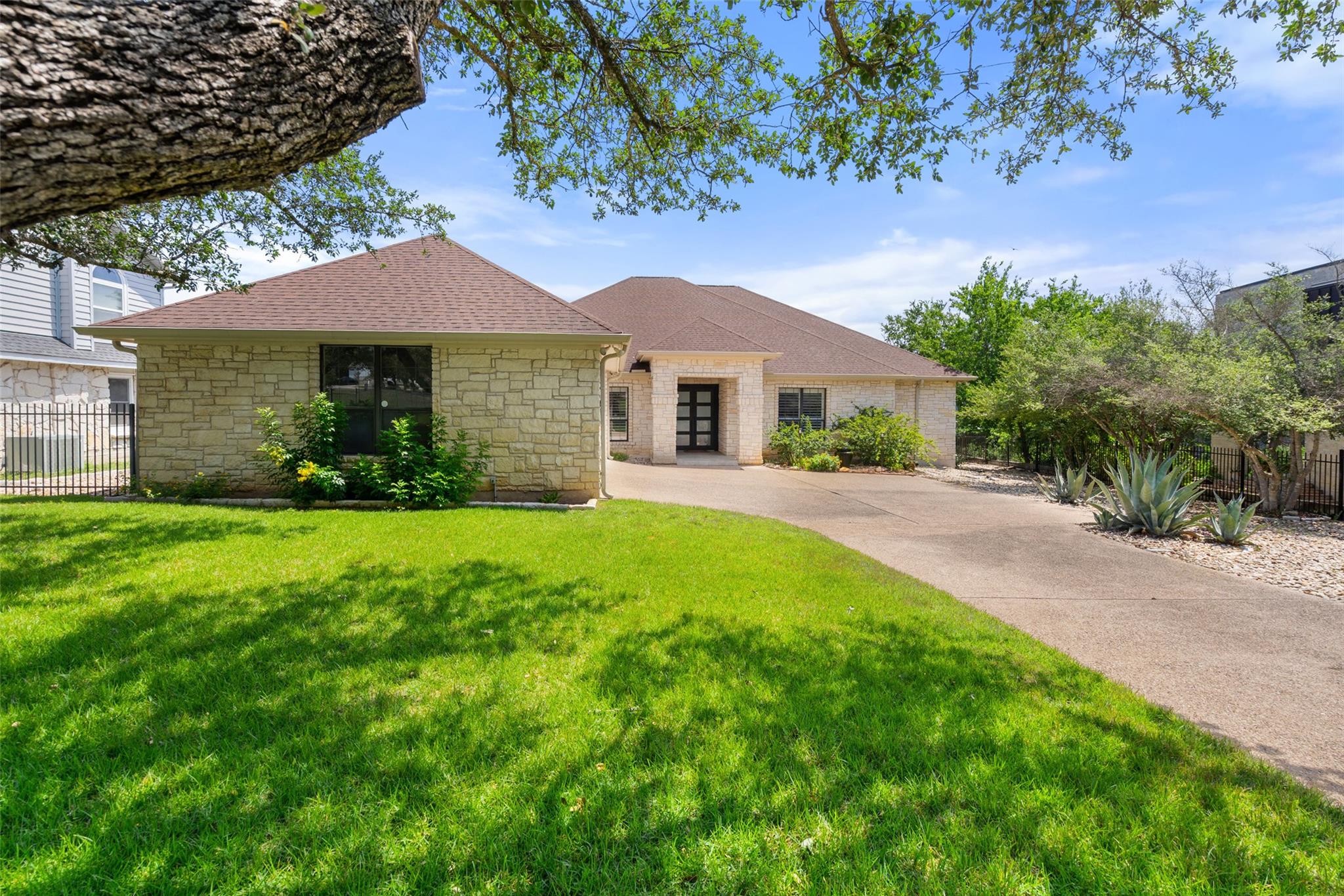 22126 Briarcliff Dr, Spicewood, TX 78669