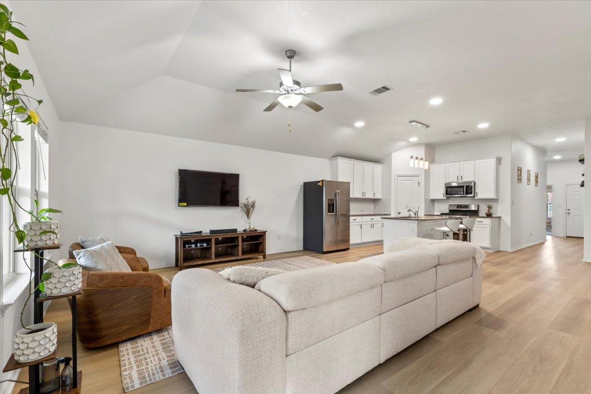 103 Simon, Kyle, TX 78640