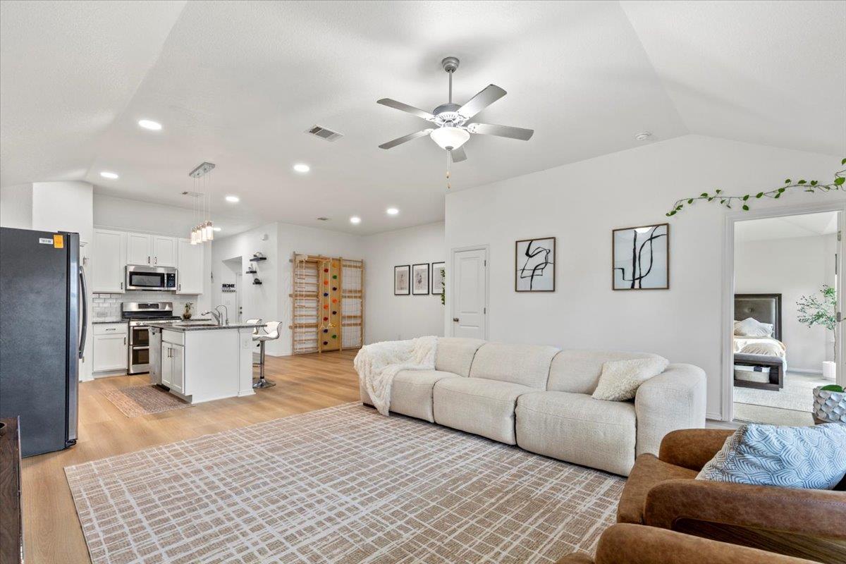 103 Simon, Kyle, TX 78640