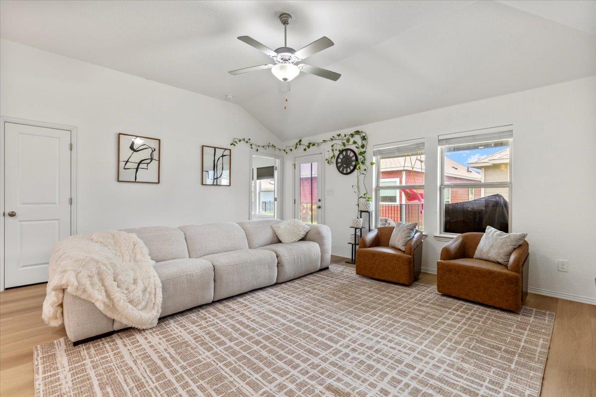 103 Simon, Kyle, TX 78640