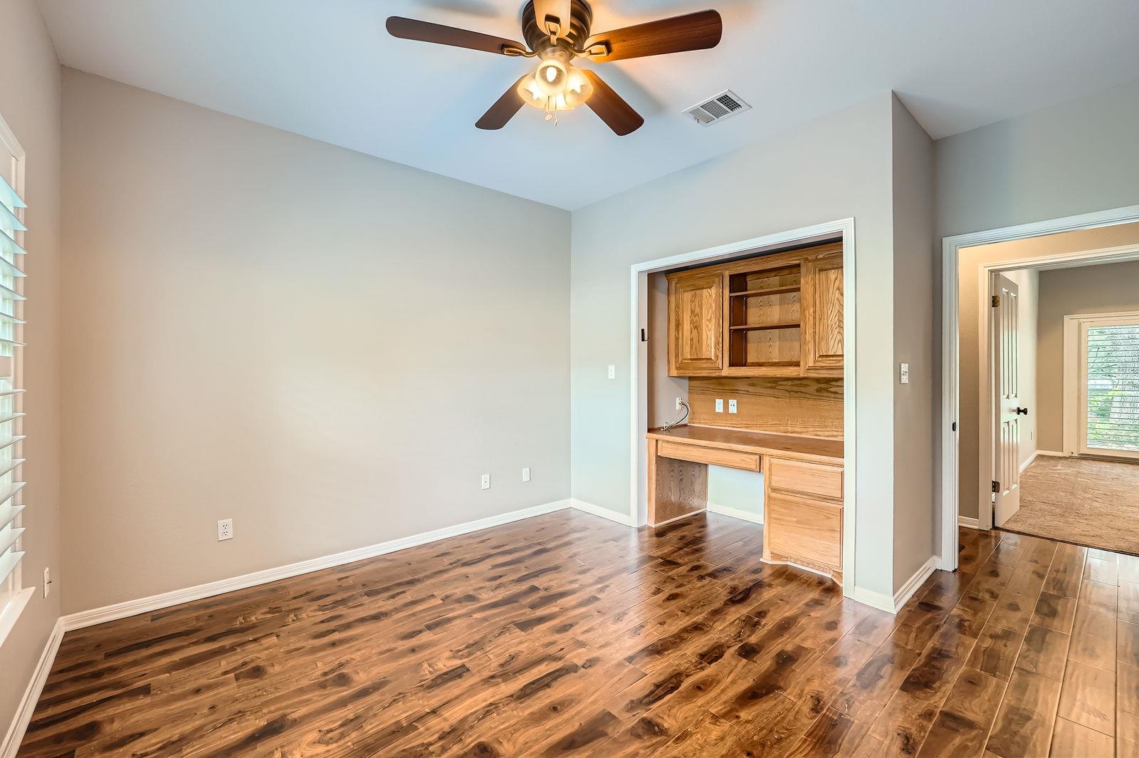 4 Longhorn Dr, Round Rock, TX 78681