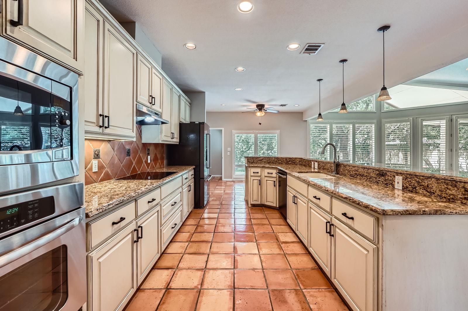 4 Longhorn Dr, Round Rock, TX 78681