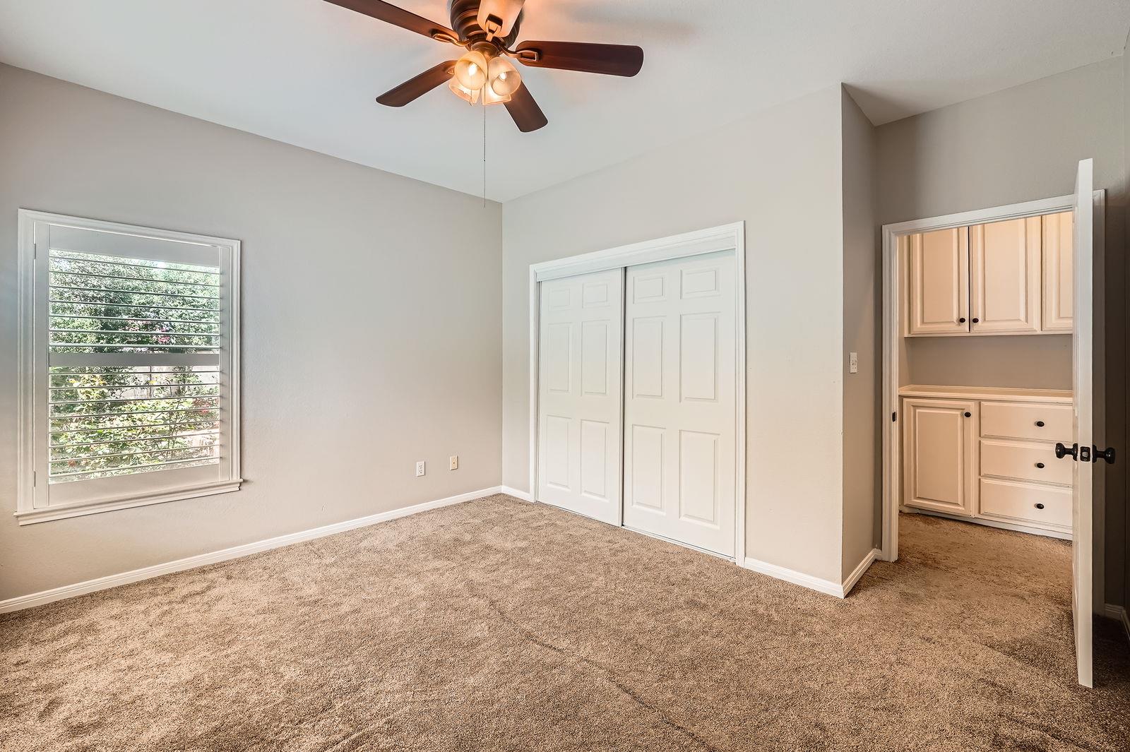4 Longhorn Dr, Round Rock, TX 78681