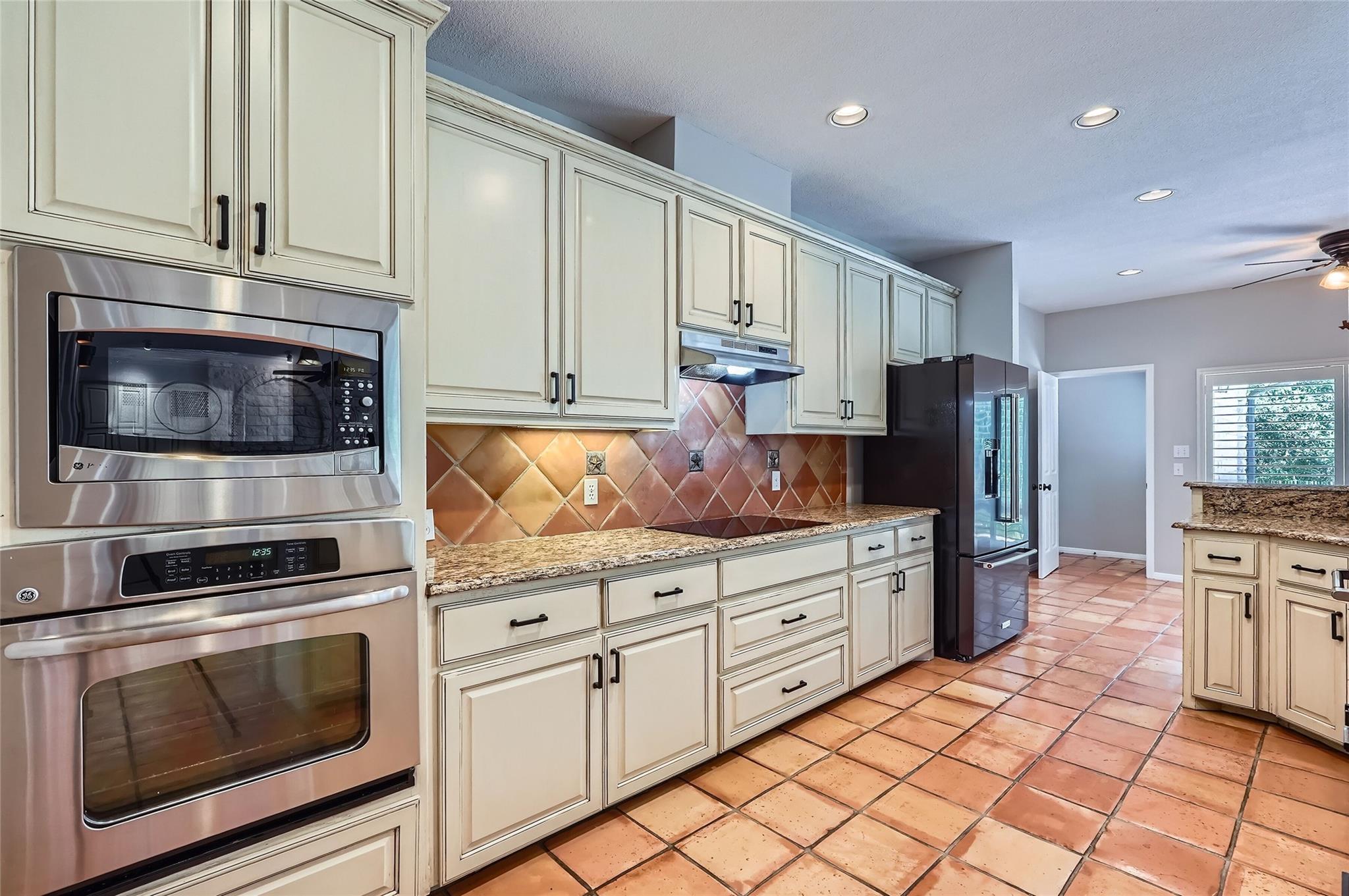 4 Longhorn Dr, Round Rock, TX 78681