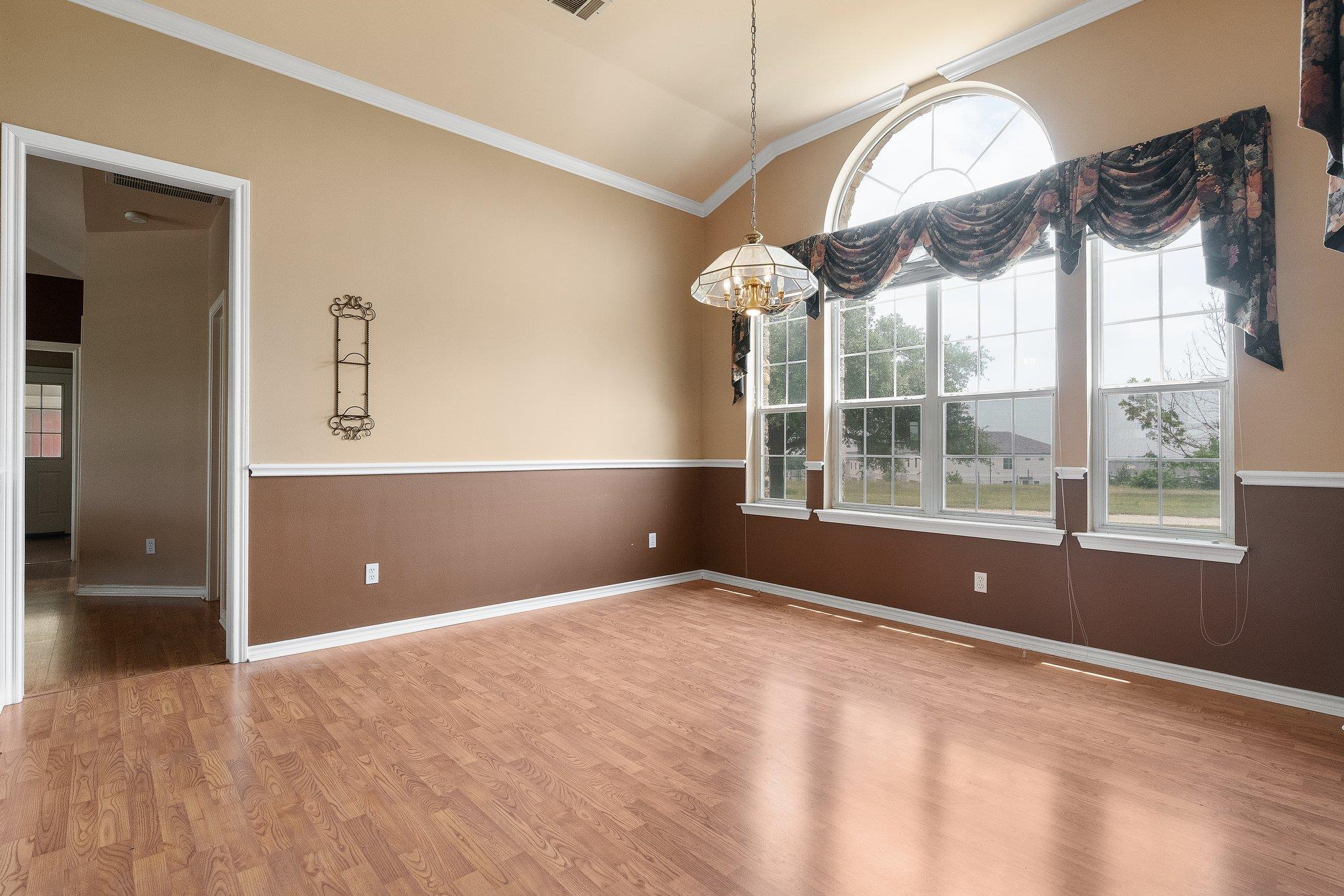 400 Hyview Ln, Hutto, TX 78634