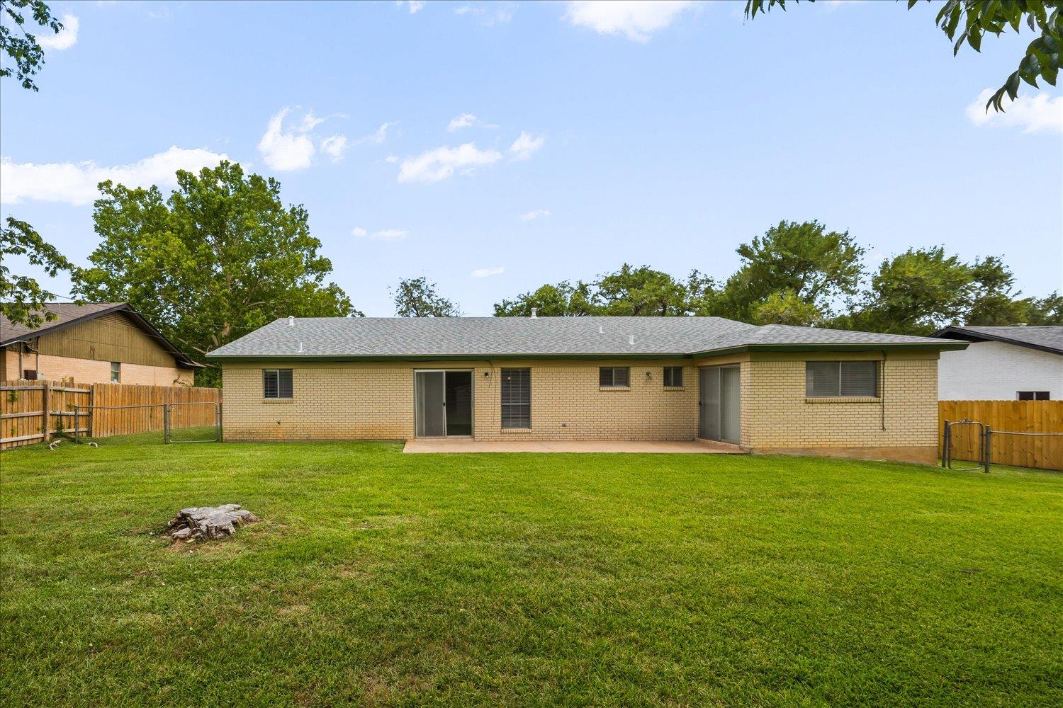 114 Pecan Dr, Elgin, TX 78621