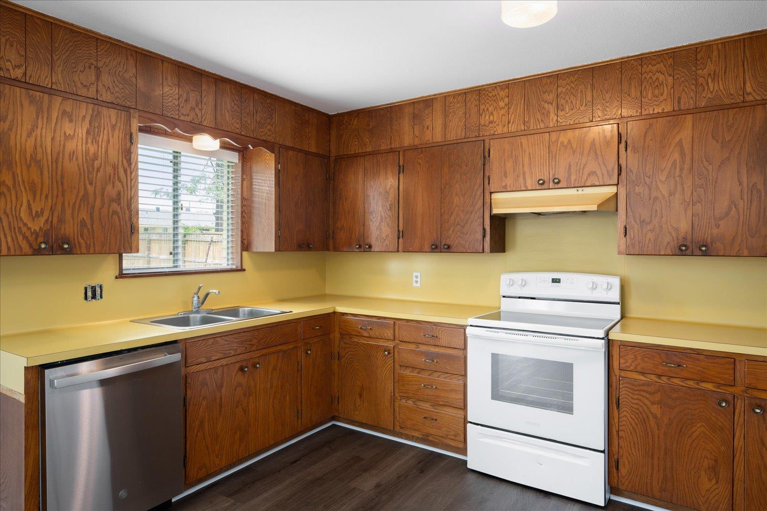 114 Pecan Dr, Elgin, TX 78621