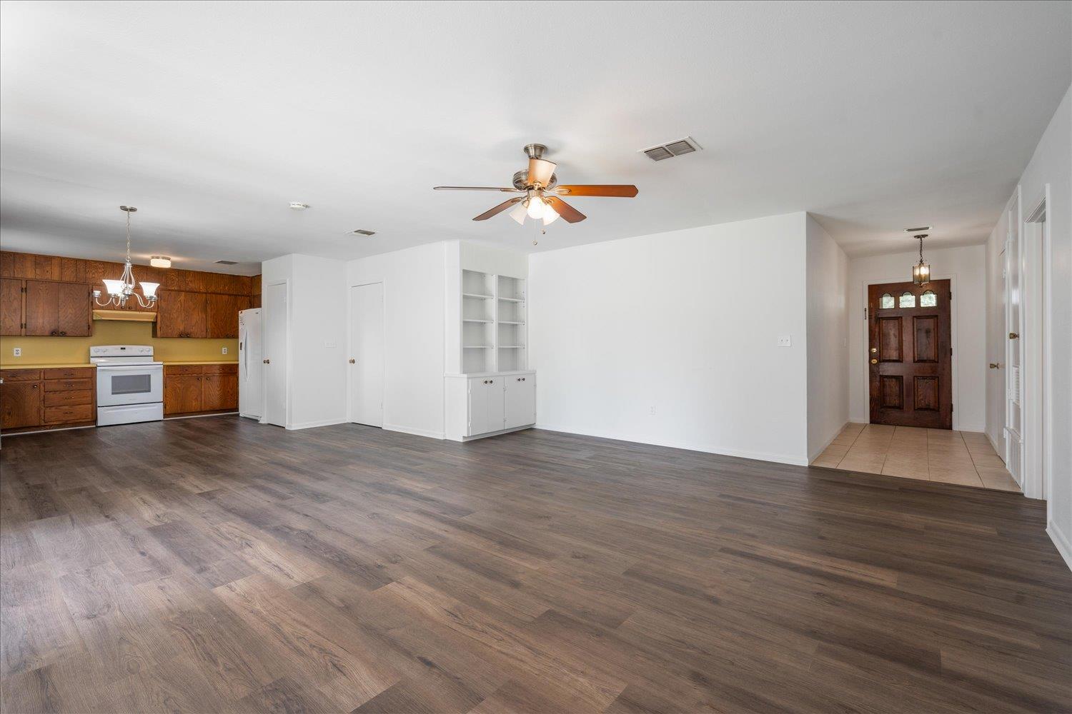 114 Pecan Dr, Elgin, TX 78621