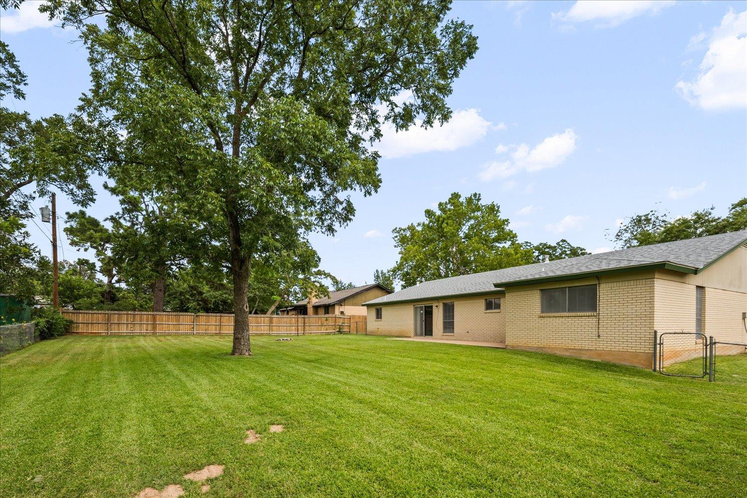 114 Pecan Dr, Elgin, TX 78621