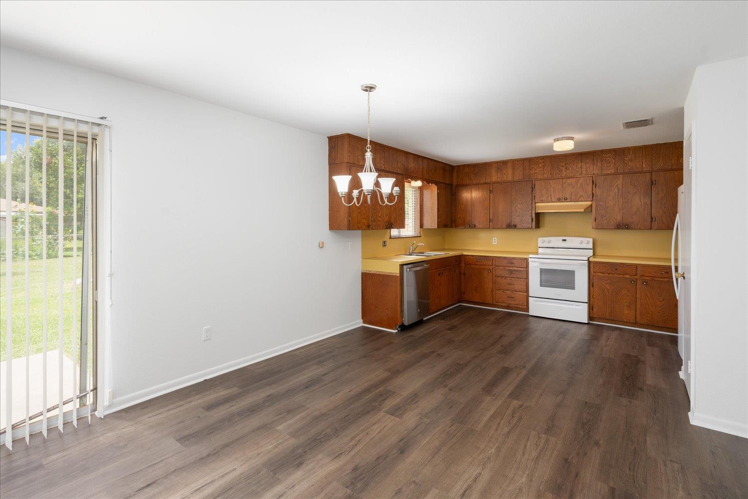 114 Pecan Dr, Elgin, TX 78621