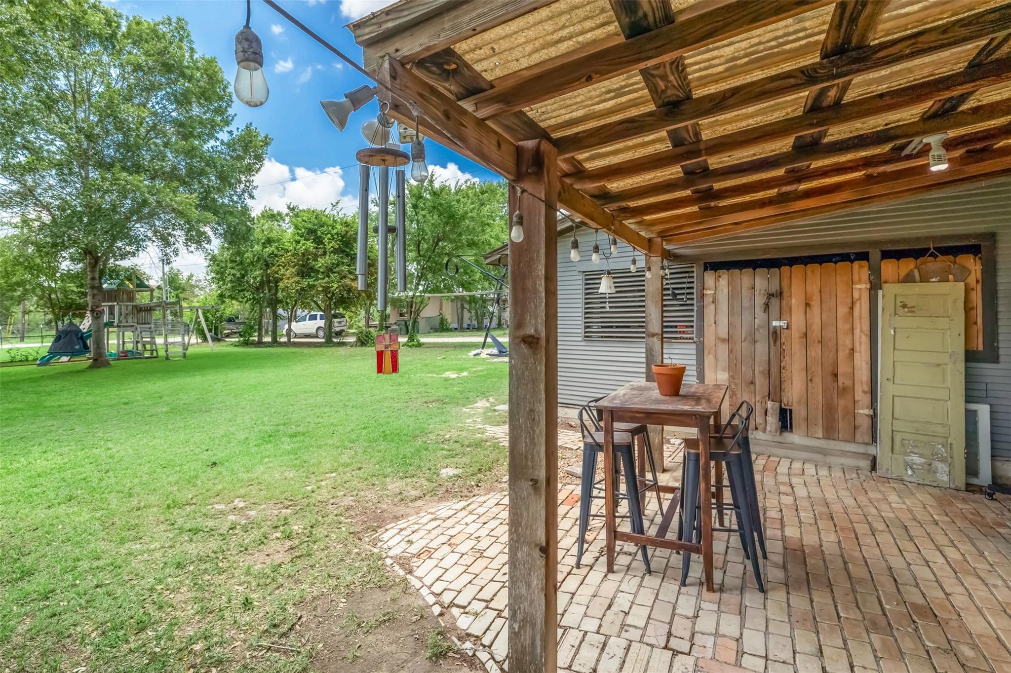 1004 Mitchell St, Gonzales, TX 78629