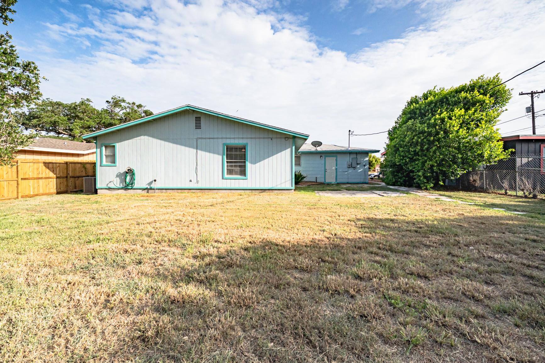 1904 Cochran Ln, Rockport, TX 78382