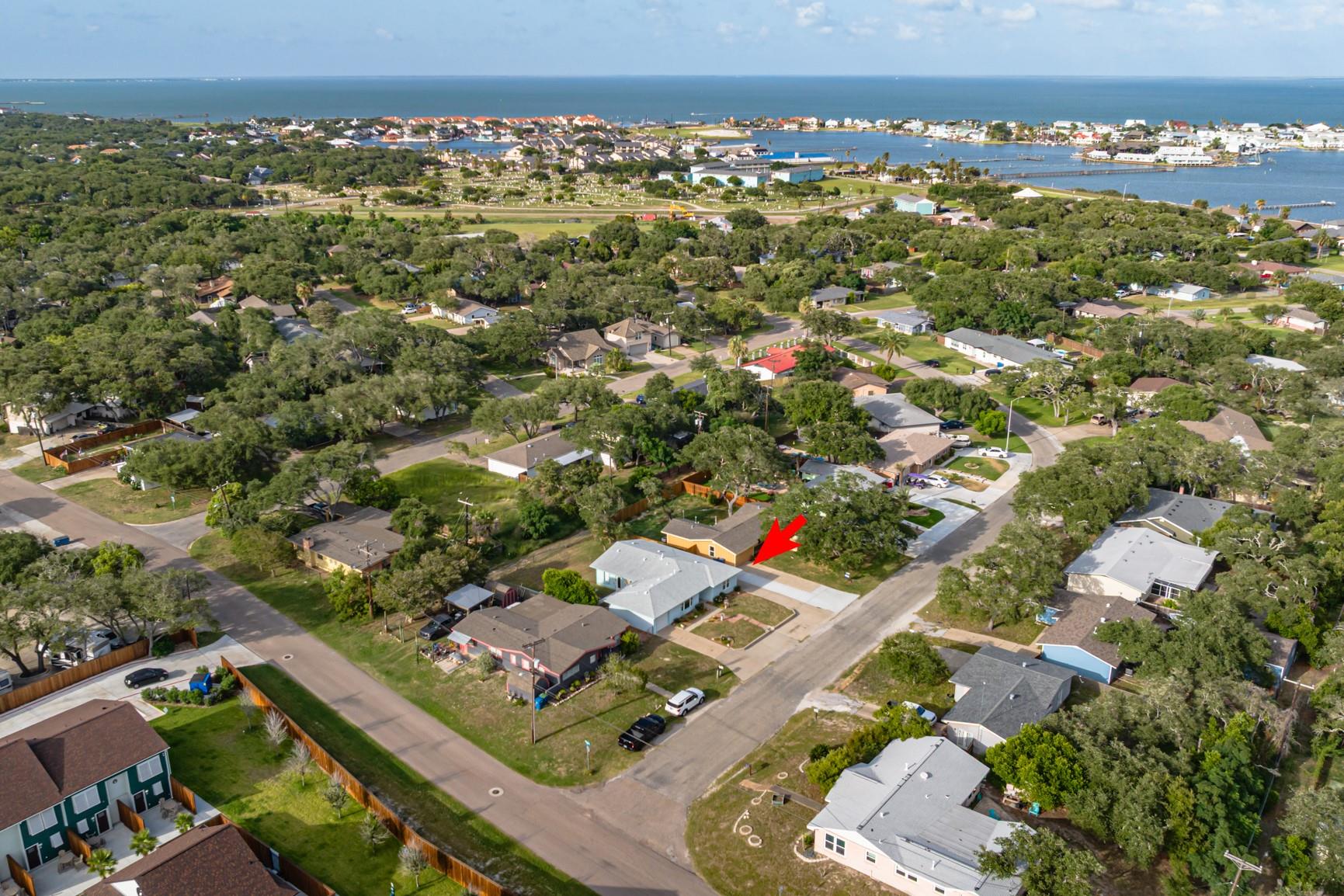 1904 Cochran Ln, Rockport, TX 78382