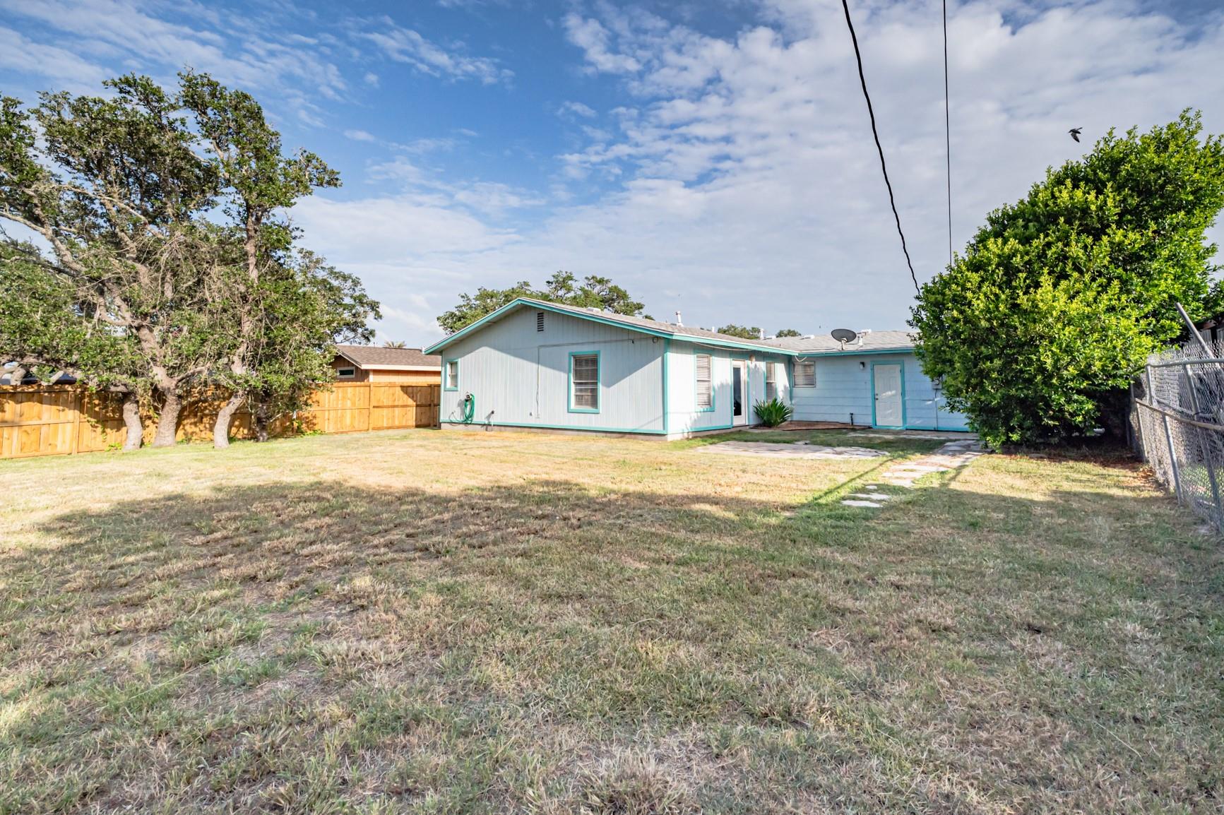 1904 Cochran Ln, Rockport, TX 78382