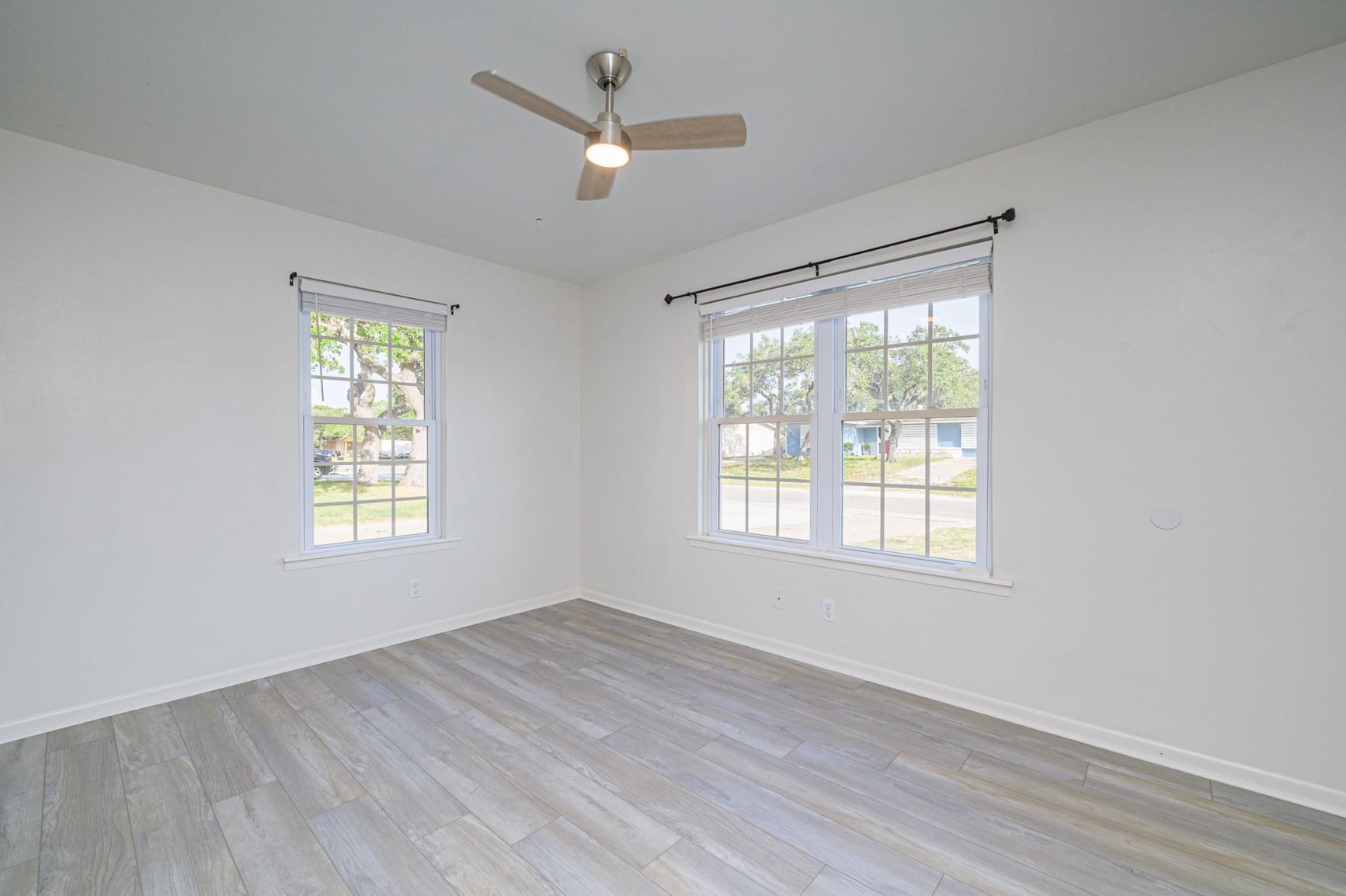 1904 Cochran Ln, Rockport, TX 78382
