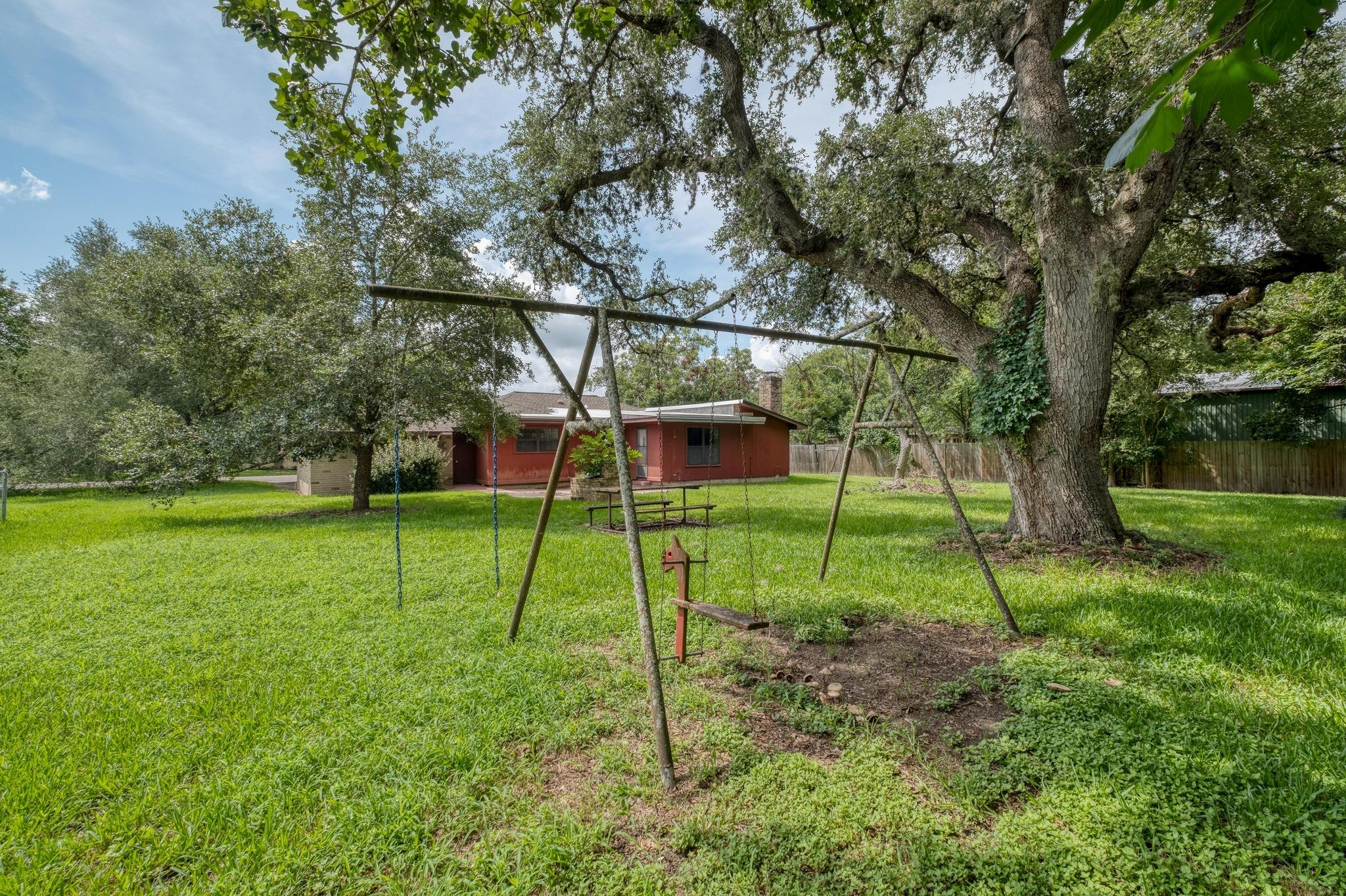 927 E Walnut St, La Grange, TX 78945