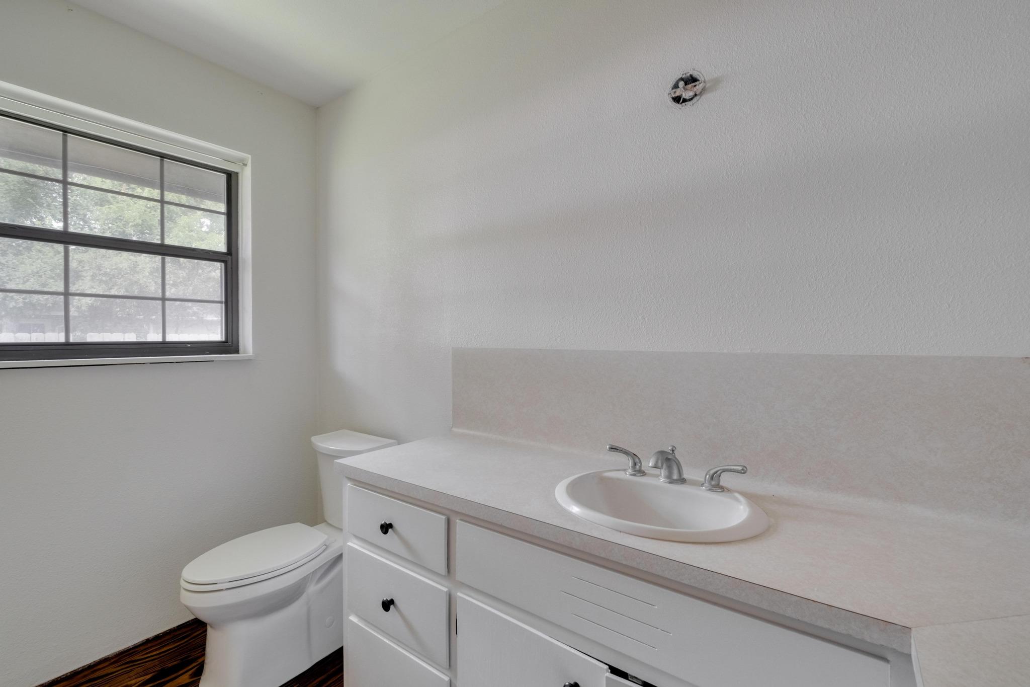927 E Walnut St, La Grange, TX 78945