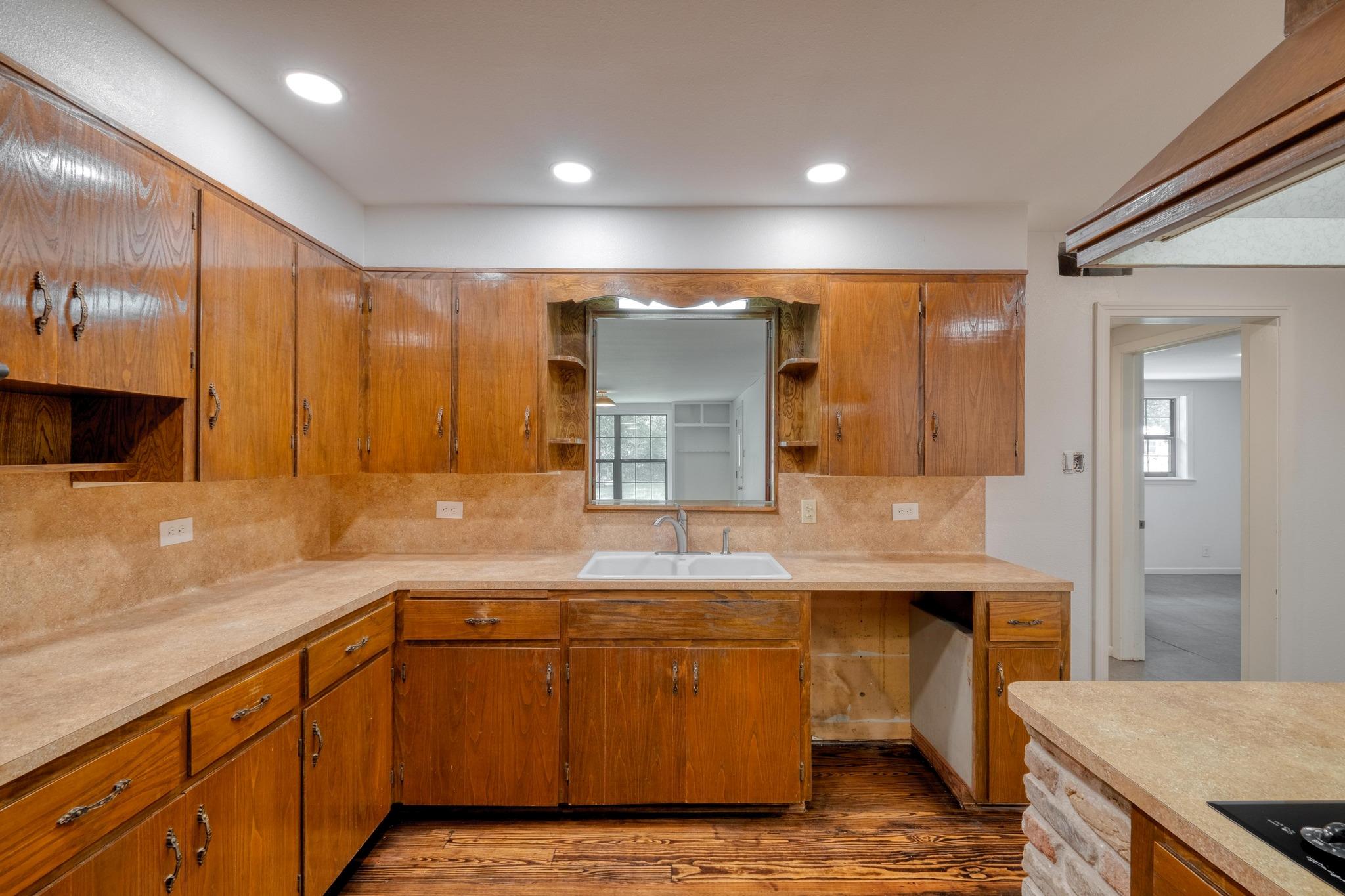 927 E Walnut St, La Grange, TX 78945