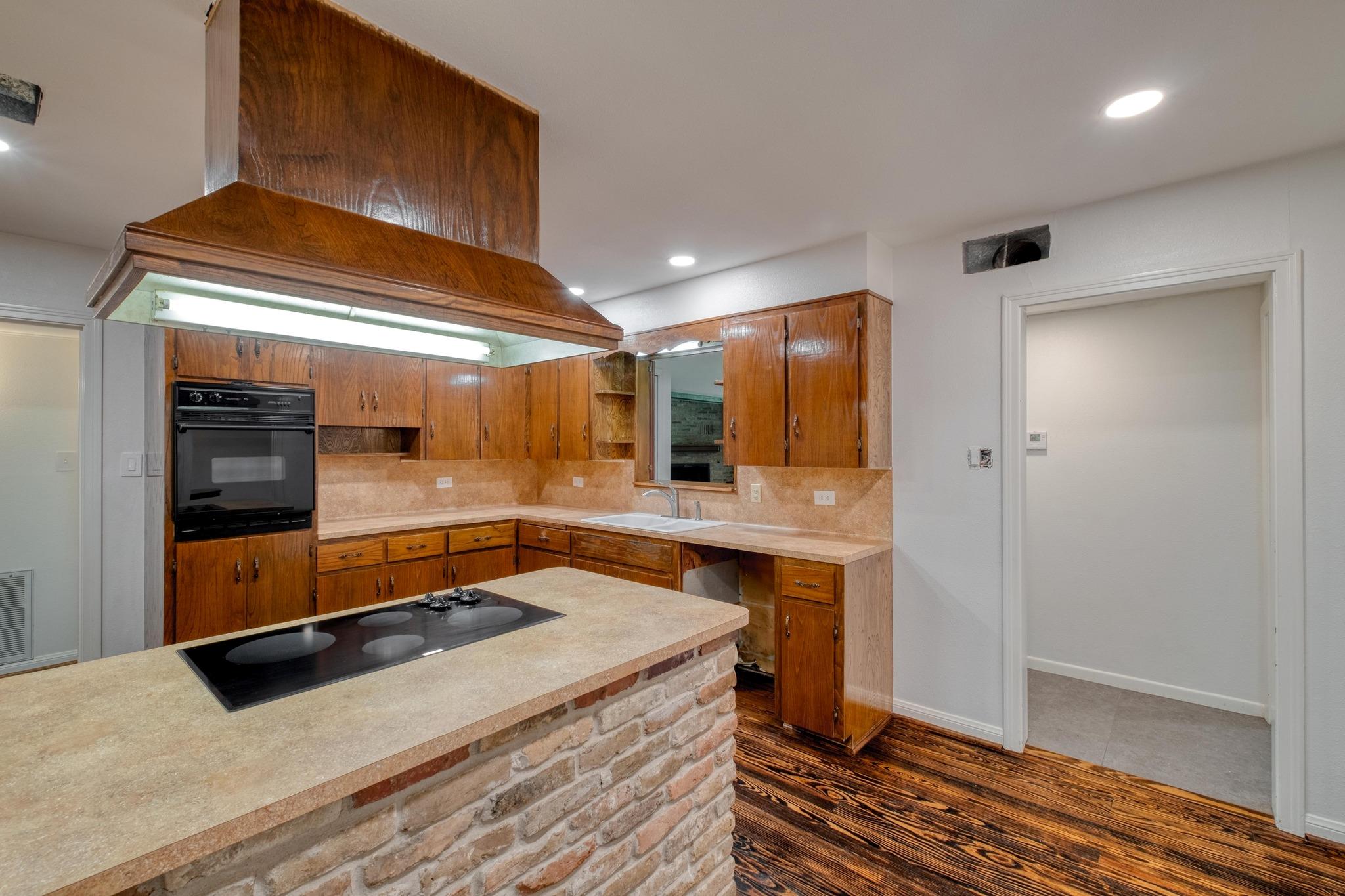 927 E Walnut St, La Grange, TX 78945