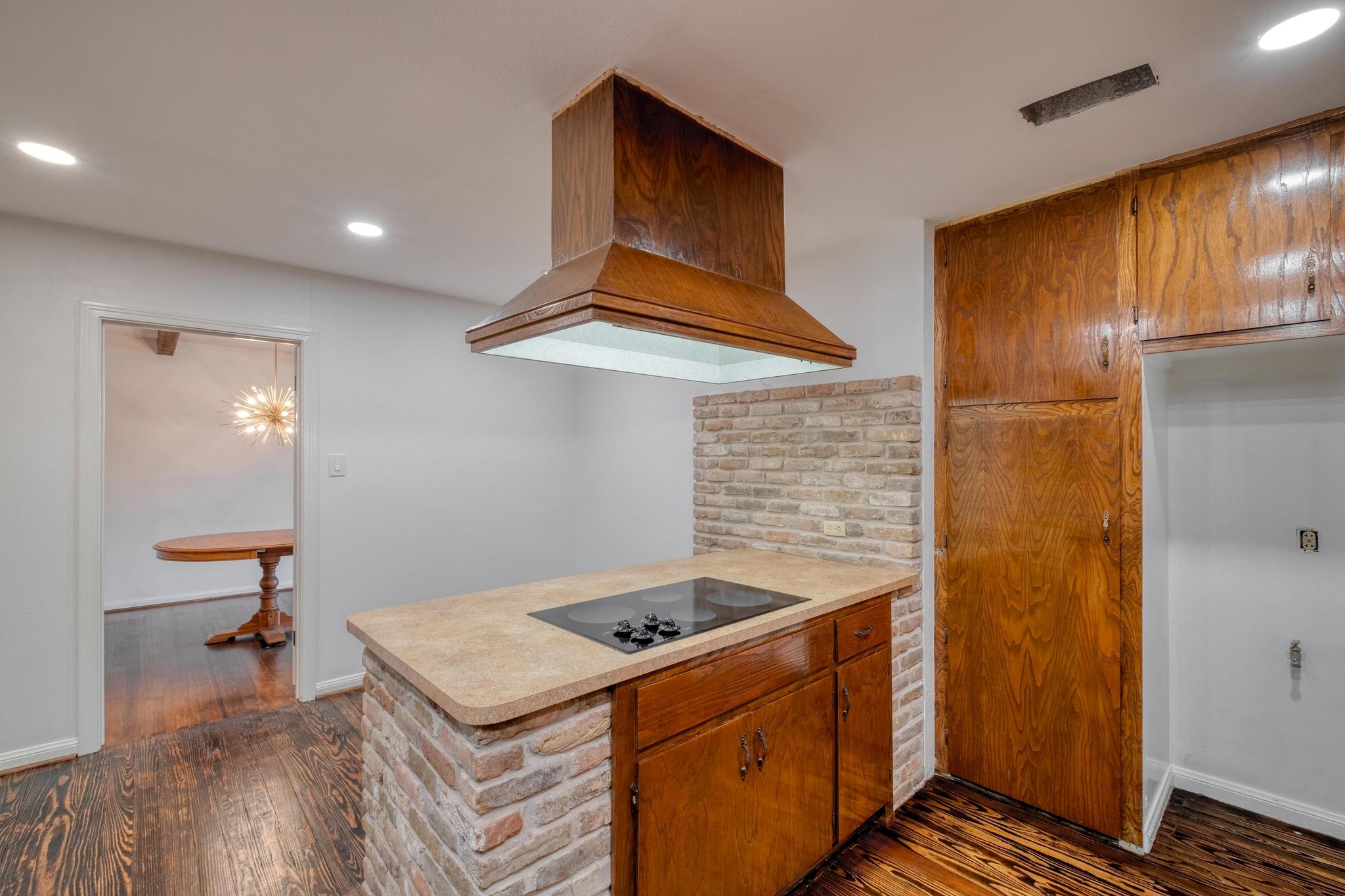927 E Walnut St, La Grange, TX 78945