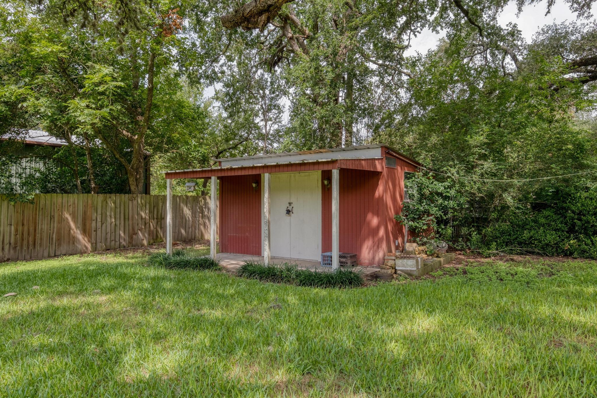 927 E Walnut St, La Grange, TX 78945