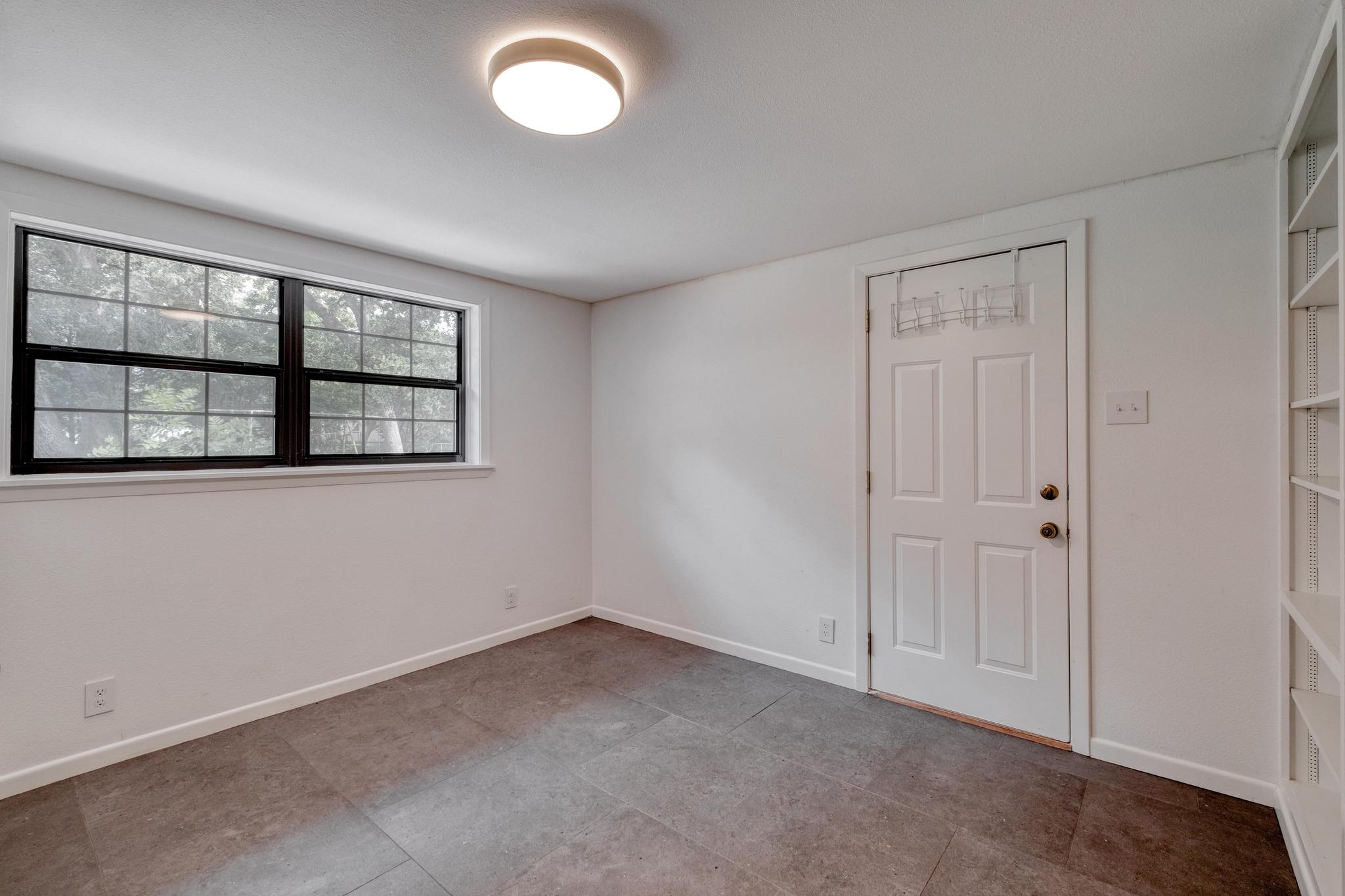 927 E Walnut St, La Grange, TX 78945