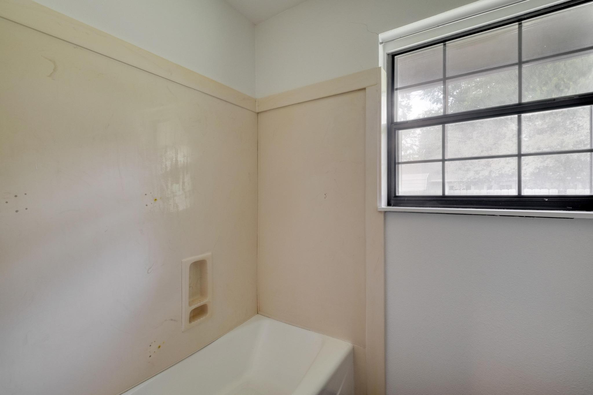 927 E Walnut St, La Grange, TX 78945