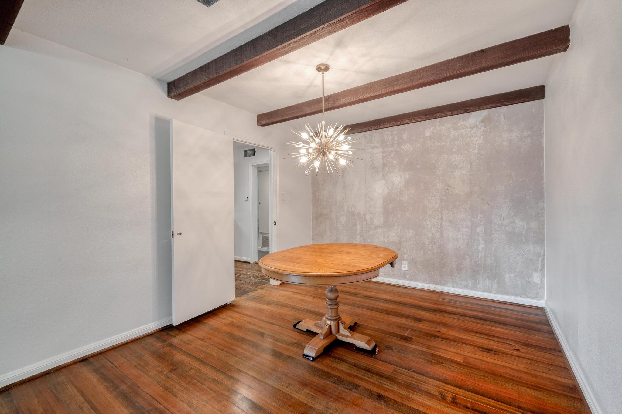 927 E Walnut St, La Grange, TX 78945