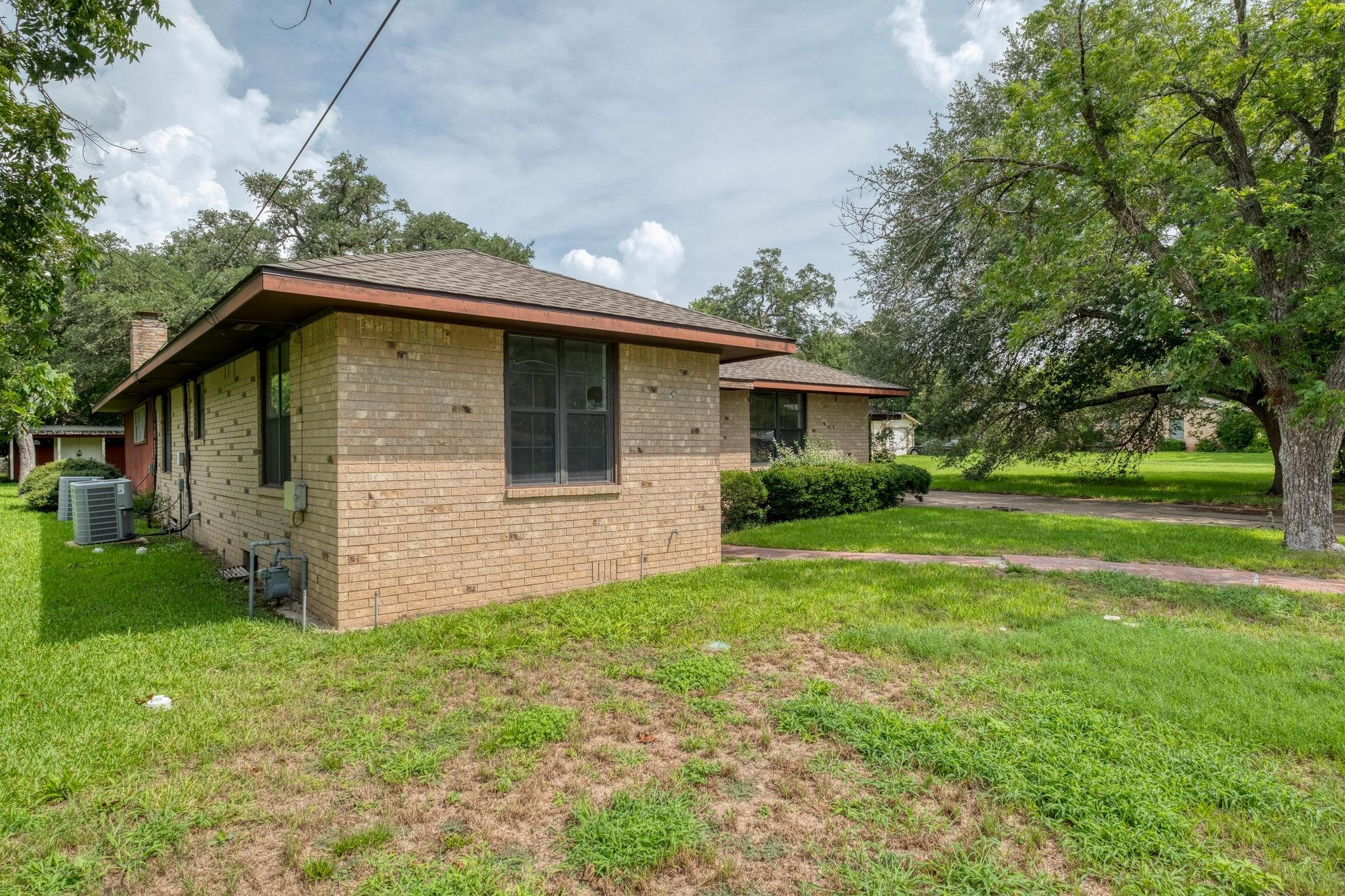 927 E Walnut St, La Grange, TX 78945