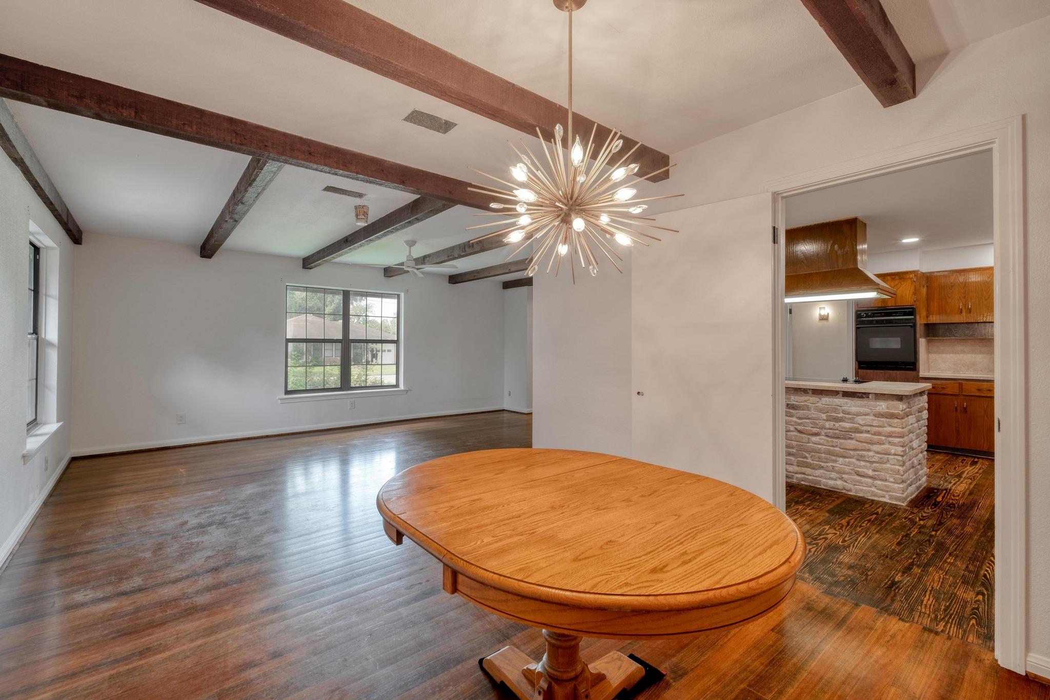 927 E Walnut St, La Grange, TX 78945