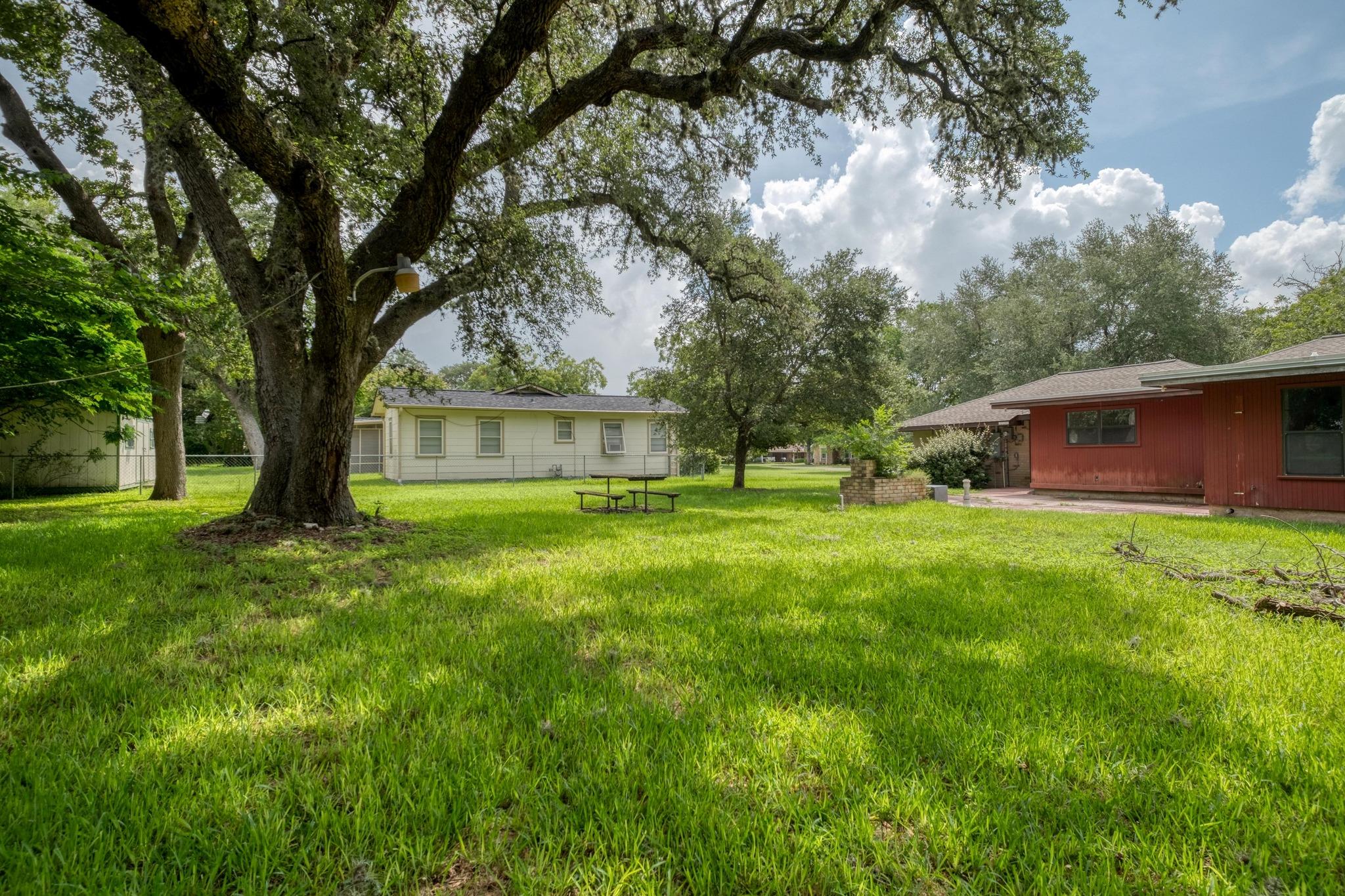 927 E Walnut St, La Grange, TX 78945