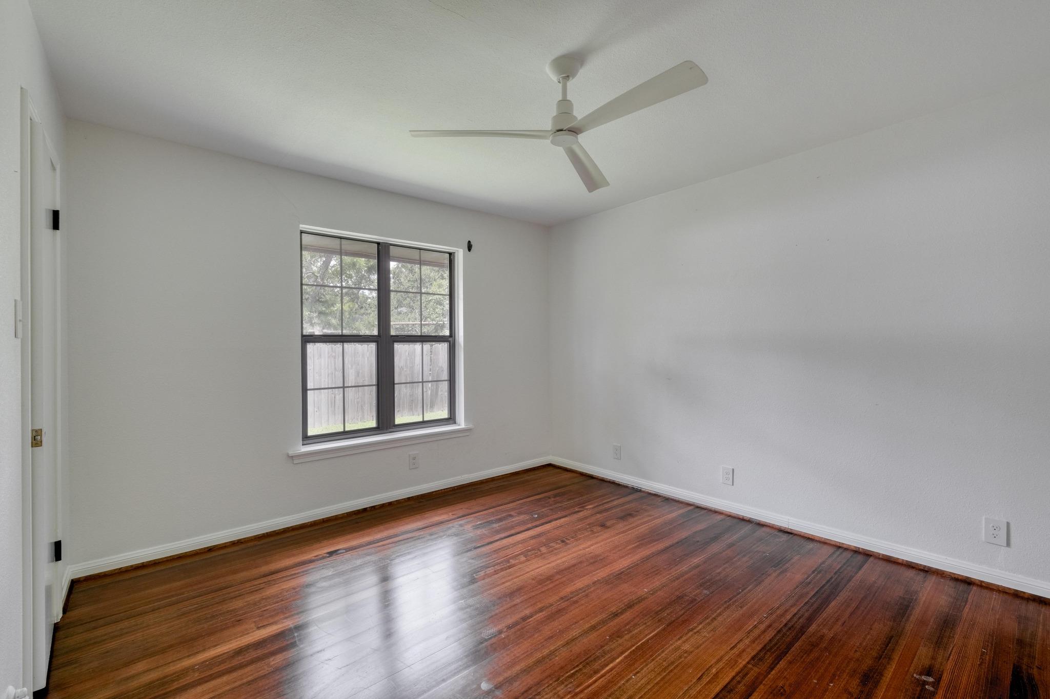 927 E Walnut St, La Grange, TX 78945