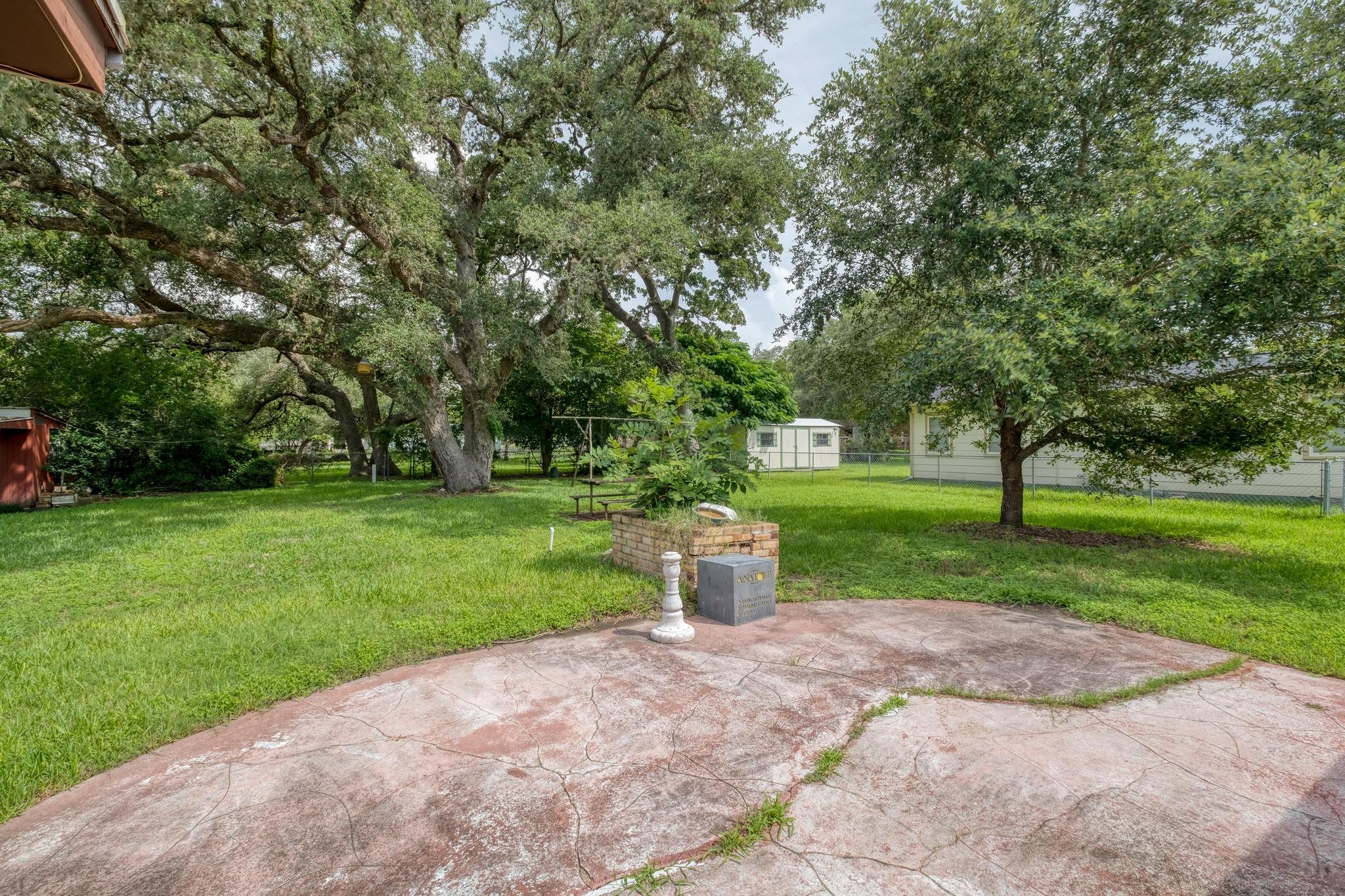 927 E Walnut St, La Grange, TX 78945