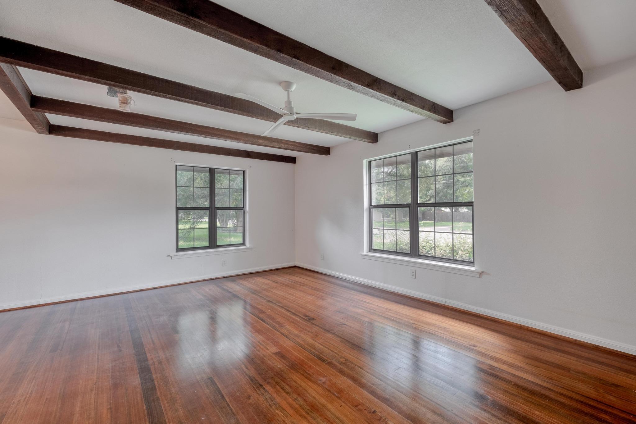 927 E Walnut St, La Grange, TX 78945