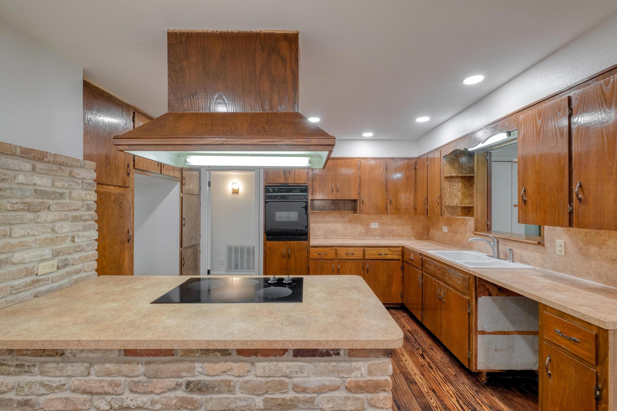 927 E Walnut St, La Grange, TX 78945