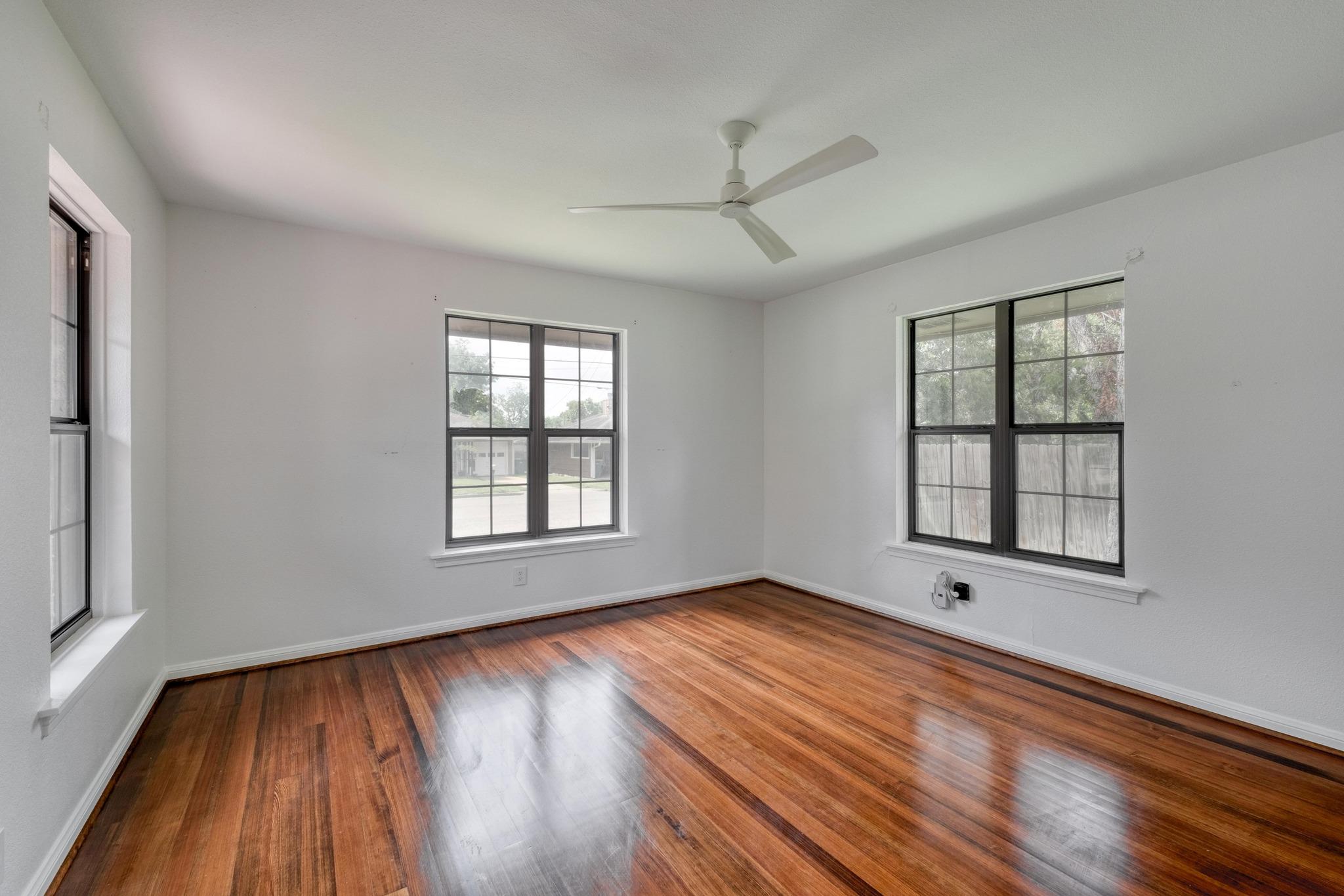 927 E Walnut St, La Grange, TX 78945