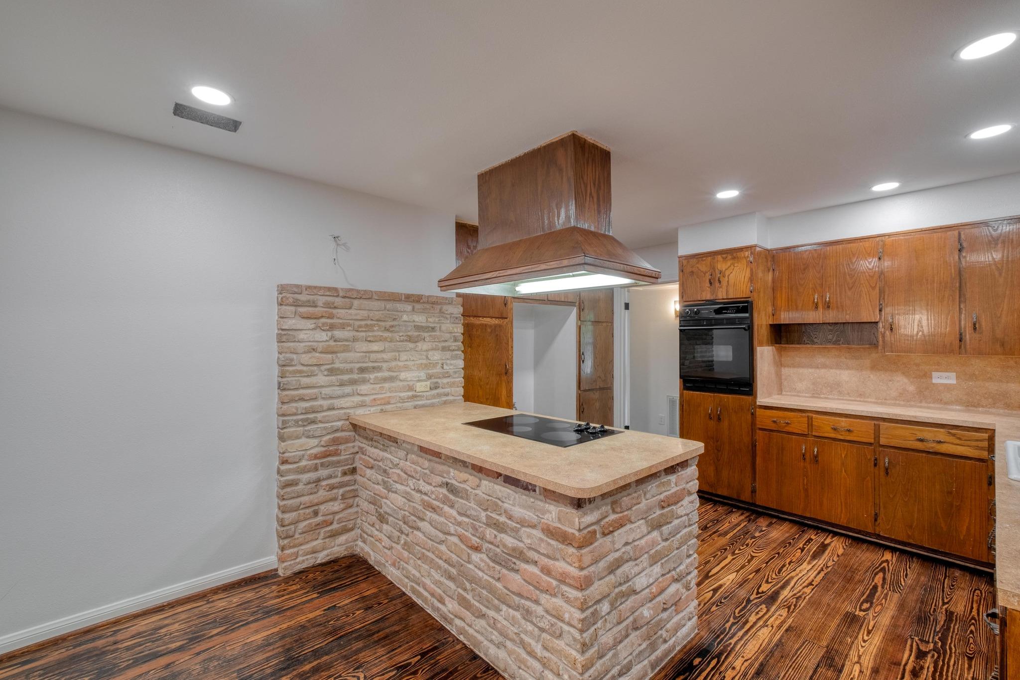 927 E Walnut St, La Grange, TX 78945