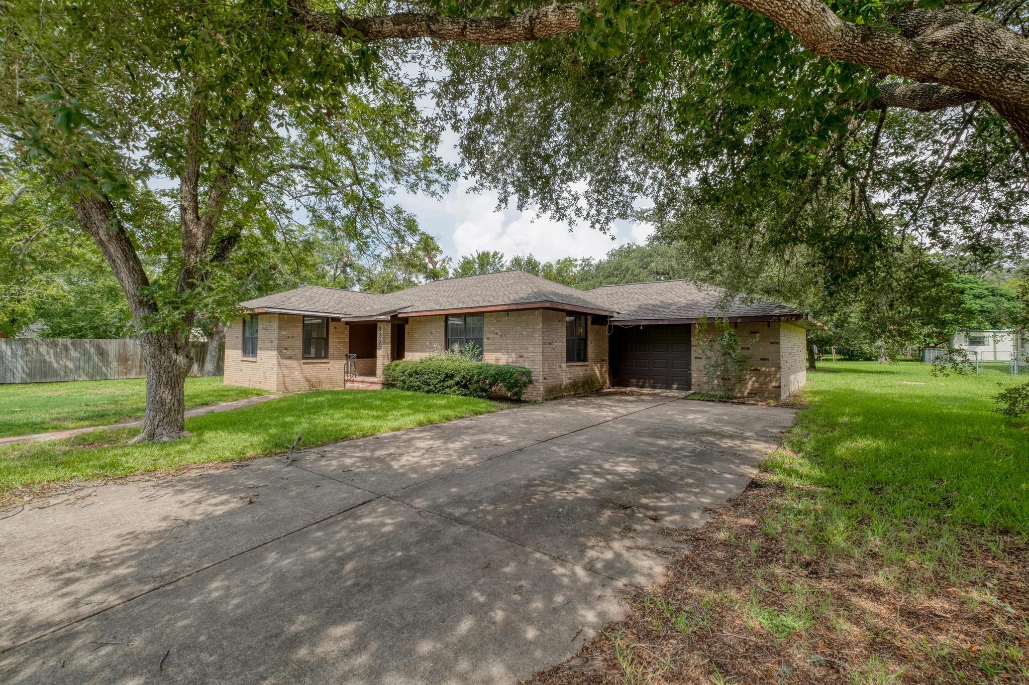 927 E Walnut St, La Grange, TX 78945