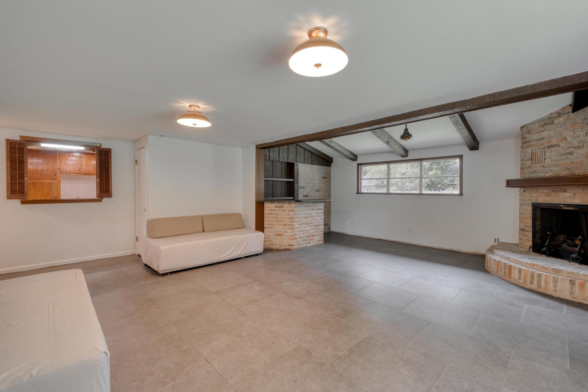 927 E Walnut St, La Grange, TX 78945