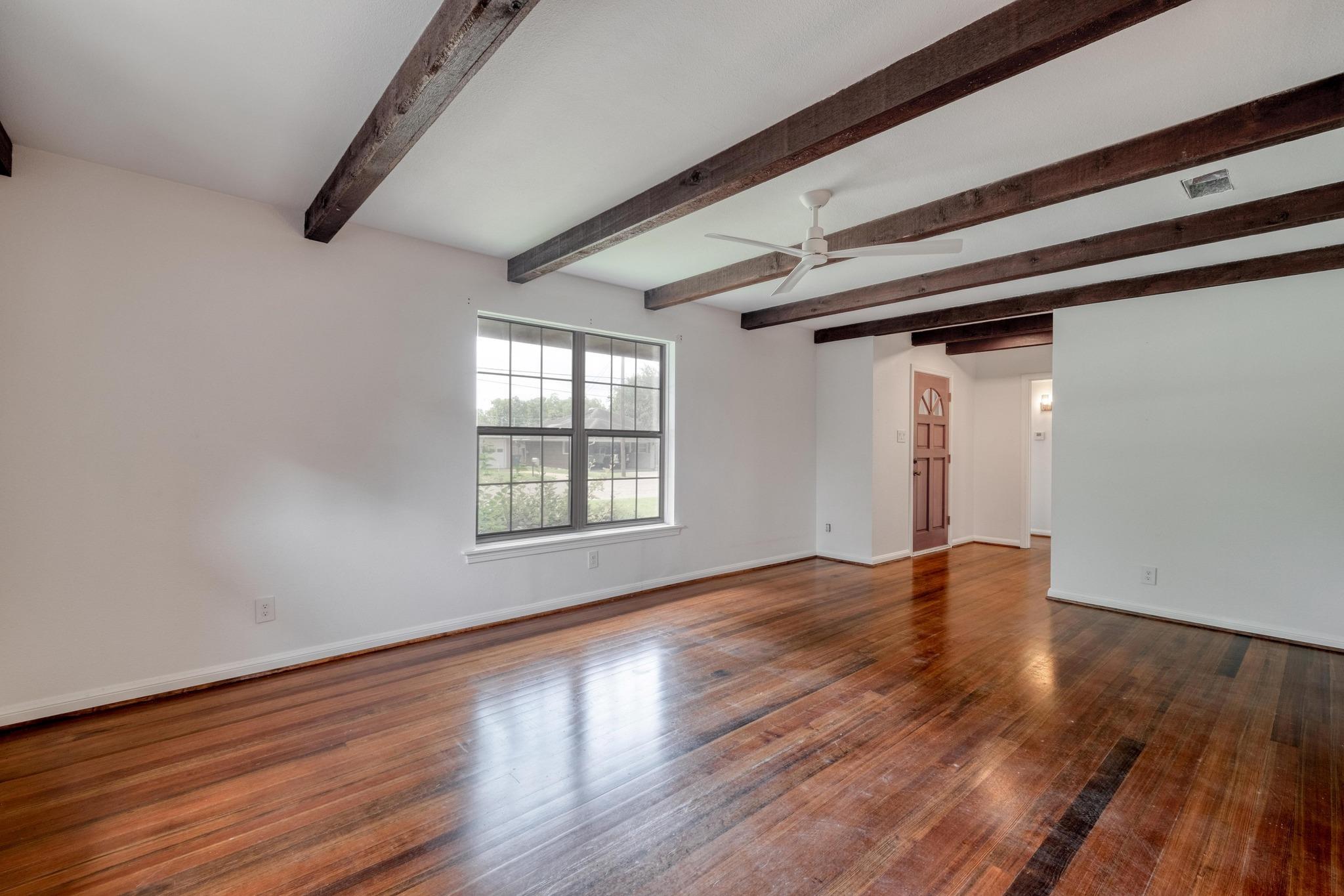 927 E Walnut St, La Grange, TX 78945