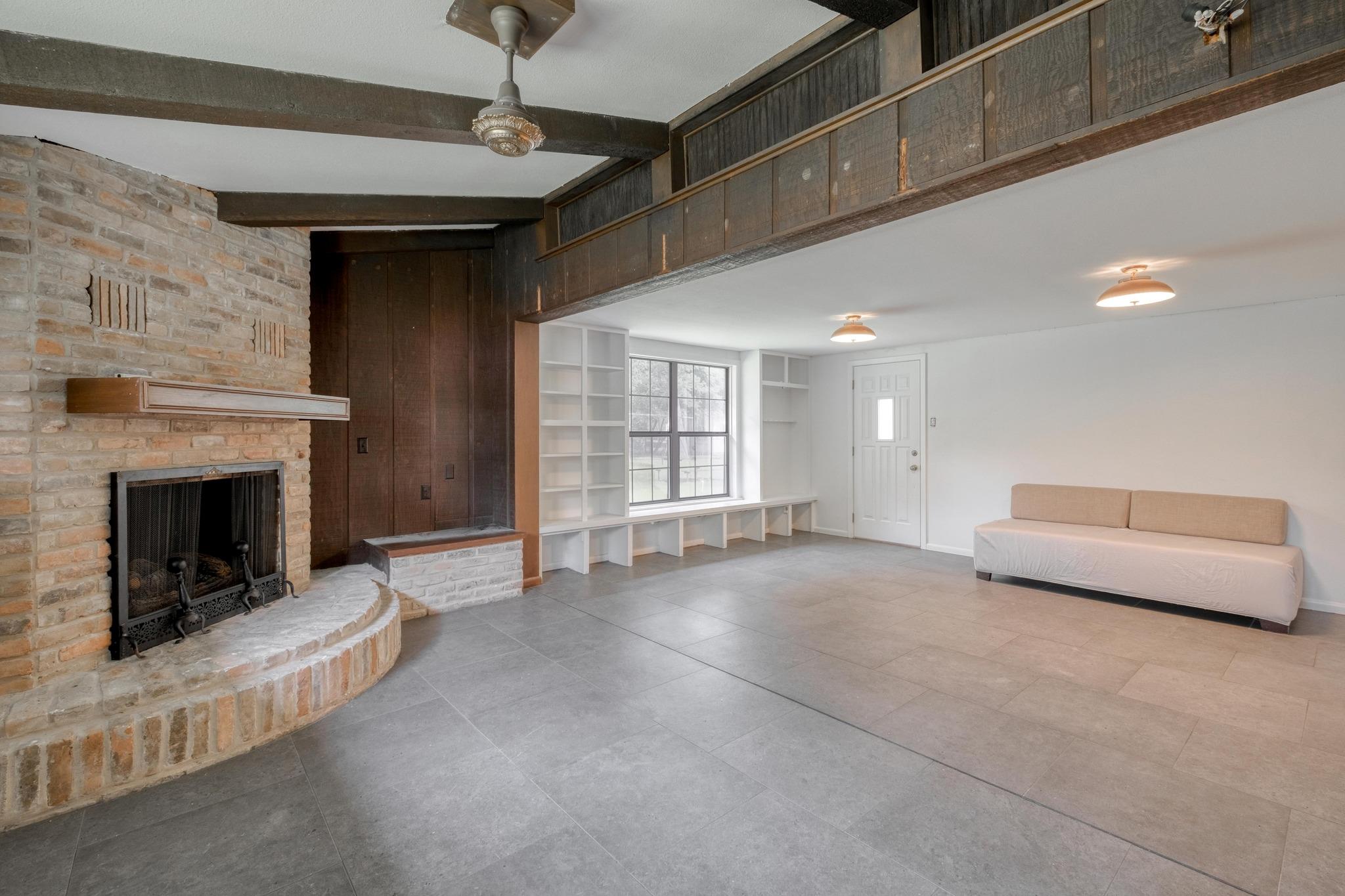 927 E Walnut St, La Grange, TX 78945