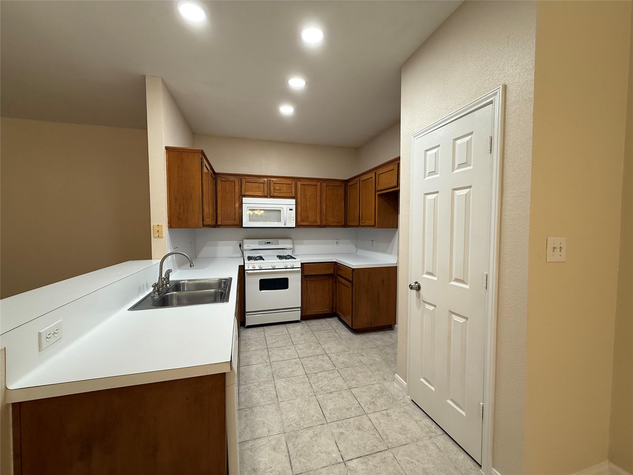 303 Kates Way, Hutto, TX 78634