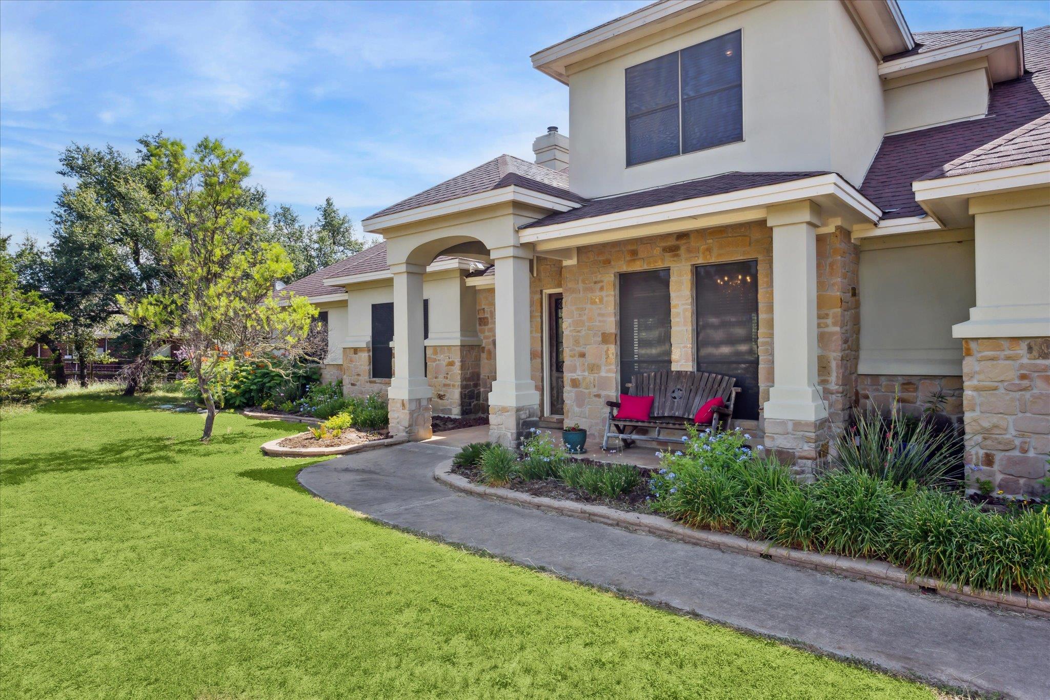 301 Sundance Trl, Dripping Springs, TX 78620