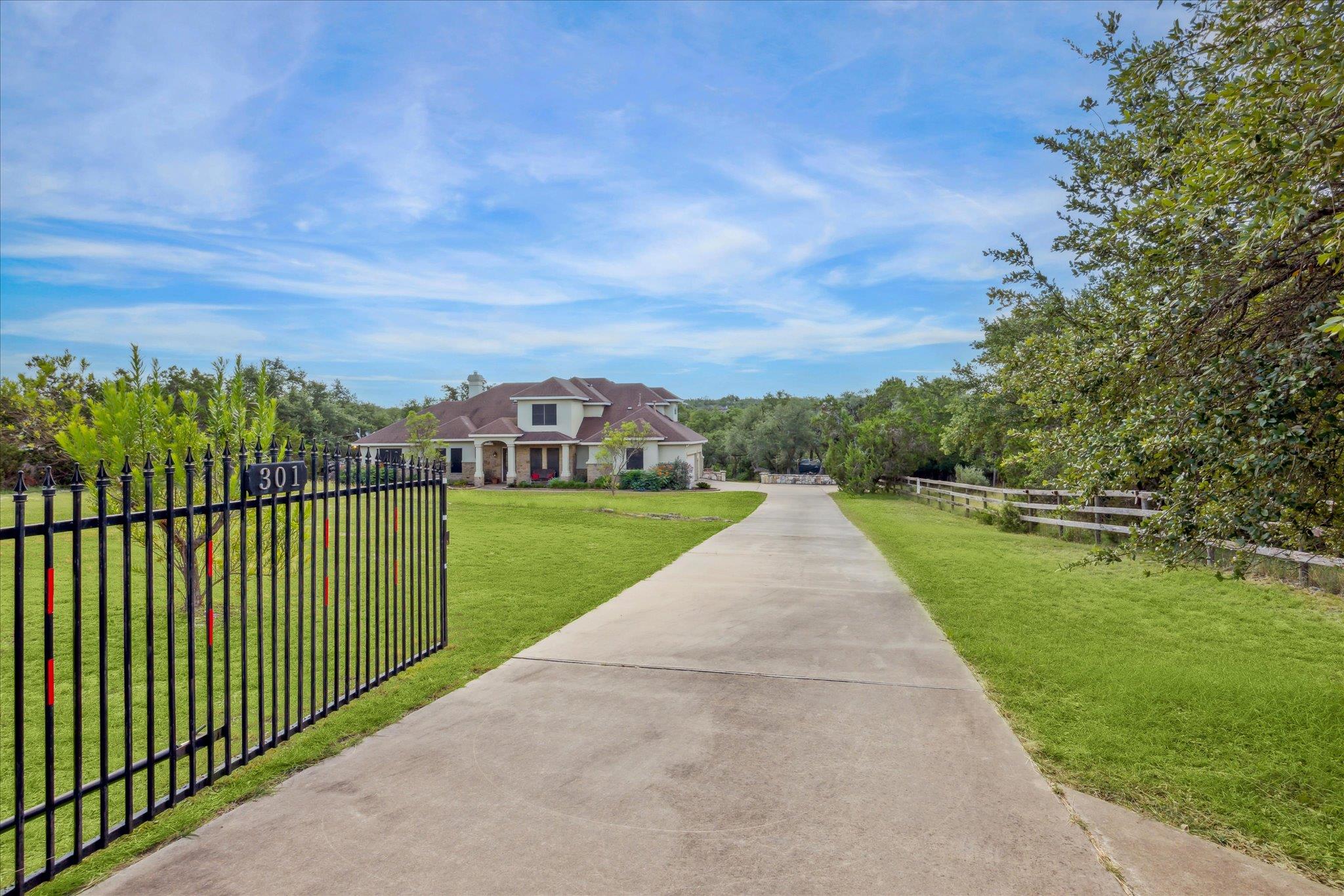 301 Sundance Trl, Dripping Springs, TX 78620